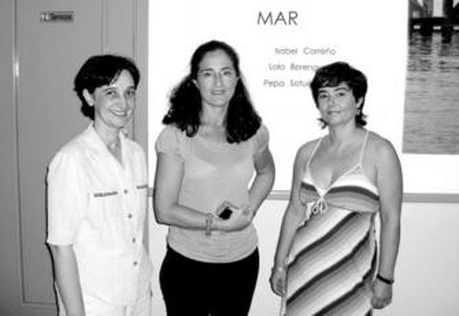 Pepa Satué, Lola Berenguer e Isabel Carreño en la sala de exposiciones.