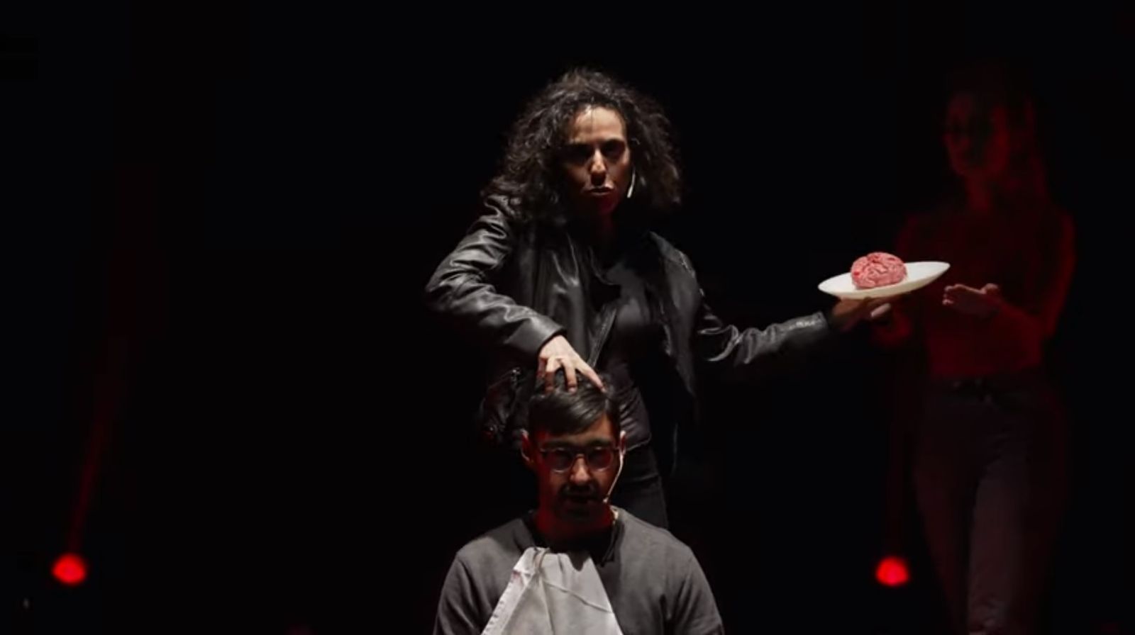 Uno de los momentos de 'Saturno', microteatro del Aula de Teatro de la UAL.
