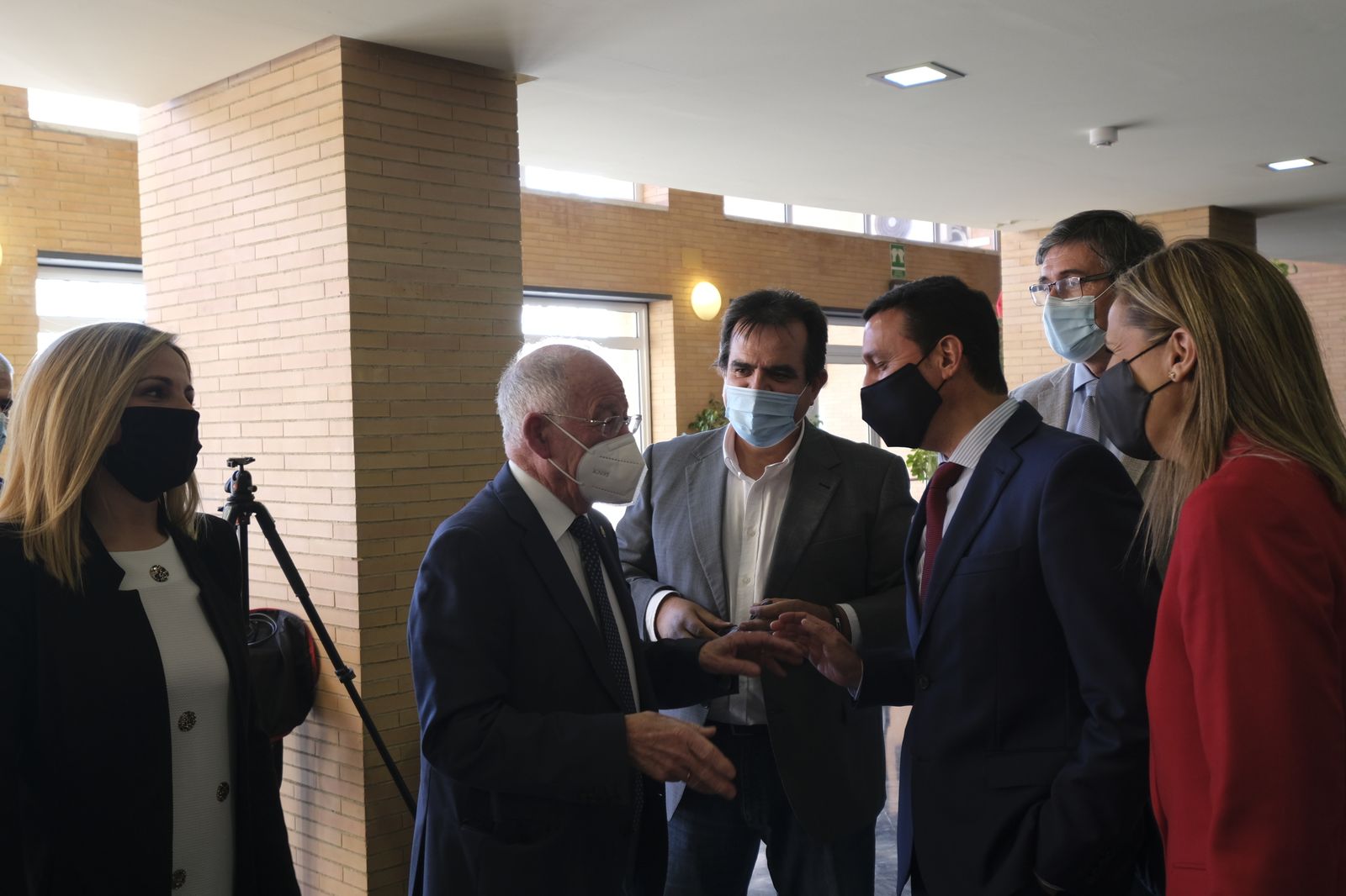 Fotogalería presentación libro '103 Recetas para una Capitalidad'. Almería