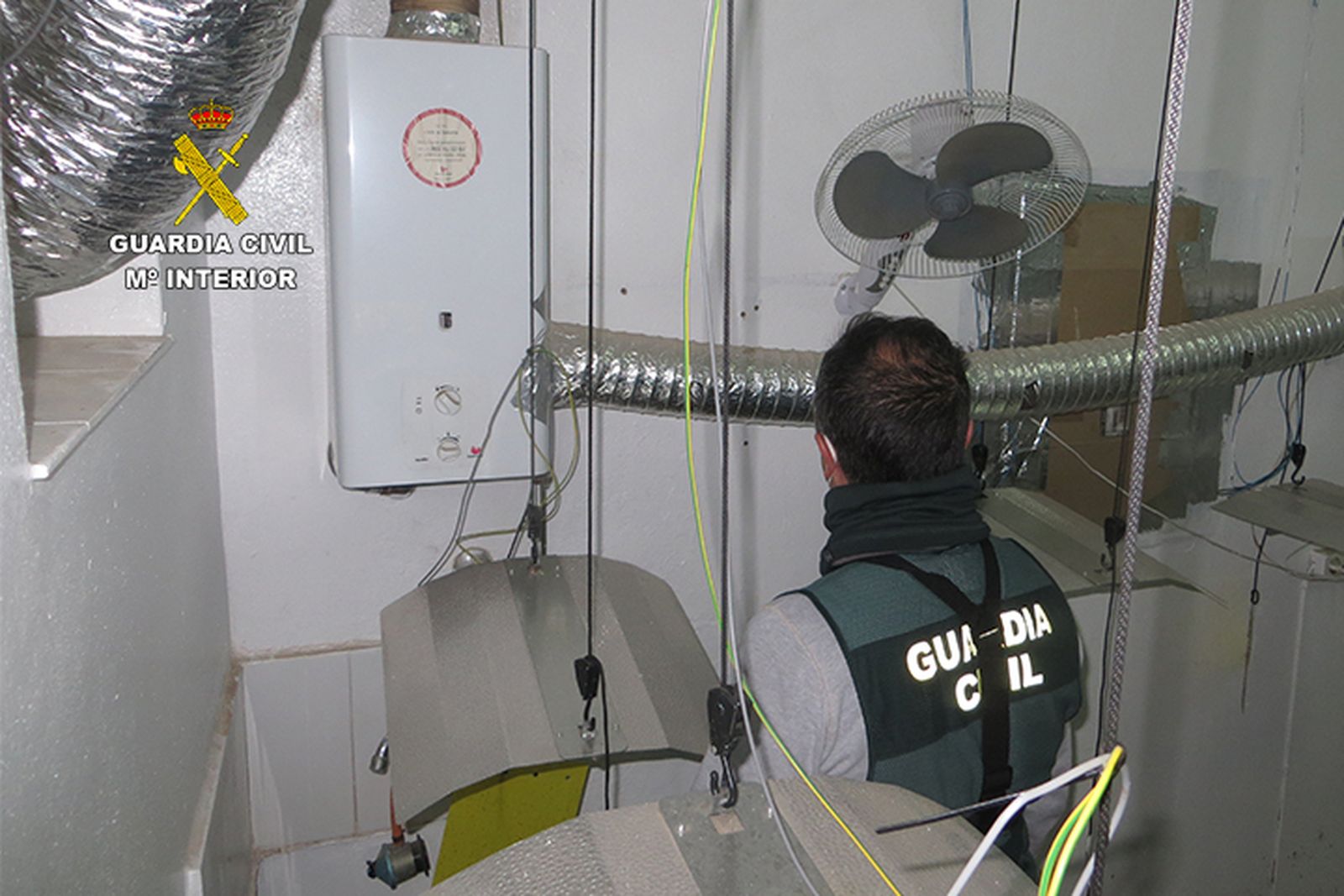 La Guardia Civil detiene a una persona como autor de un delito Contra la Salud Pública y otro de Defraudación de Fluido Eléctrico en Adra