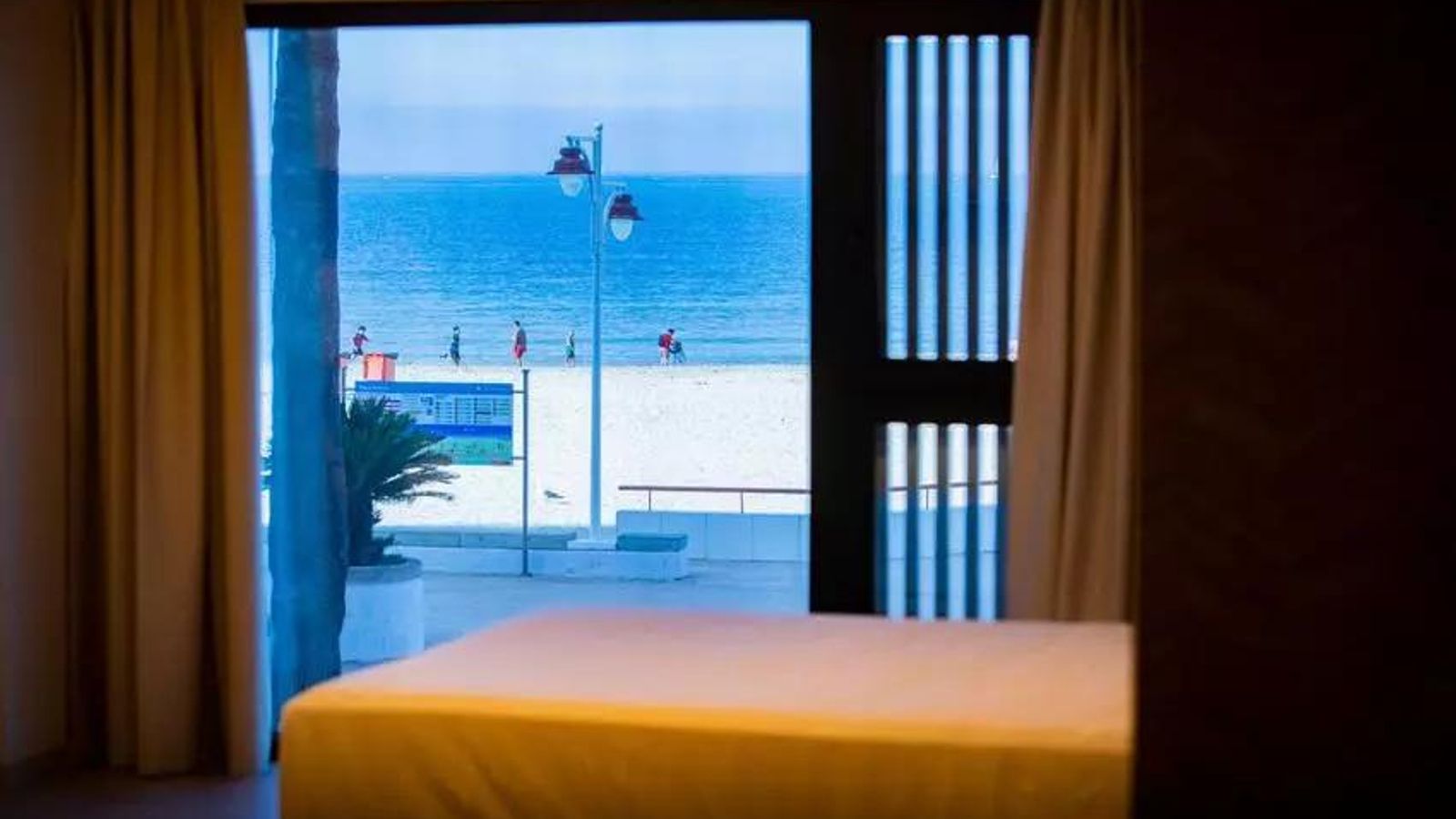 Una de las habitaciones de los Apartamentos Playa Victoria de Cádiz