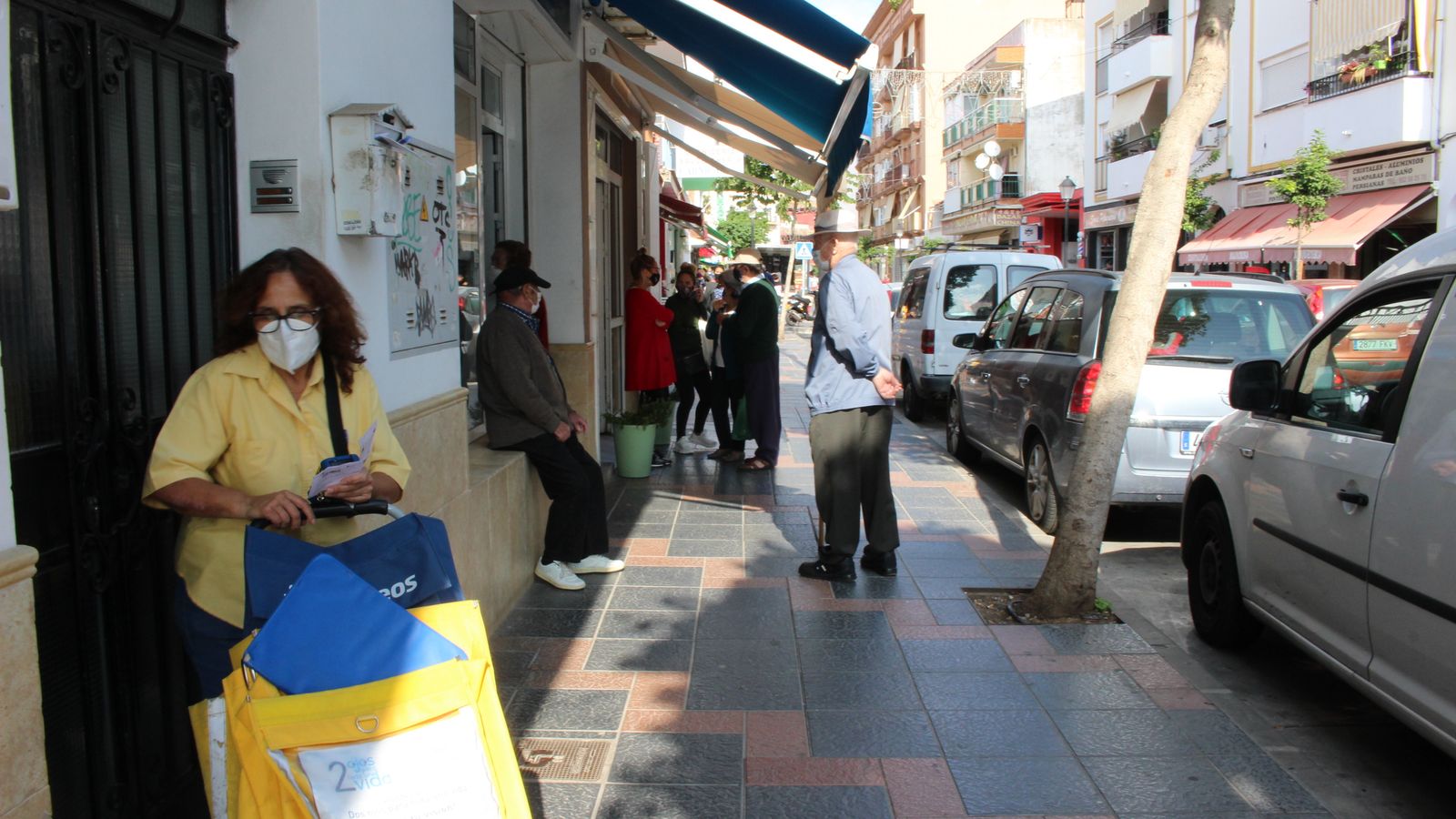 Un corrillo de vecinos valora las restricciones que afectan a la zona.