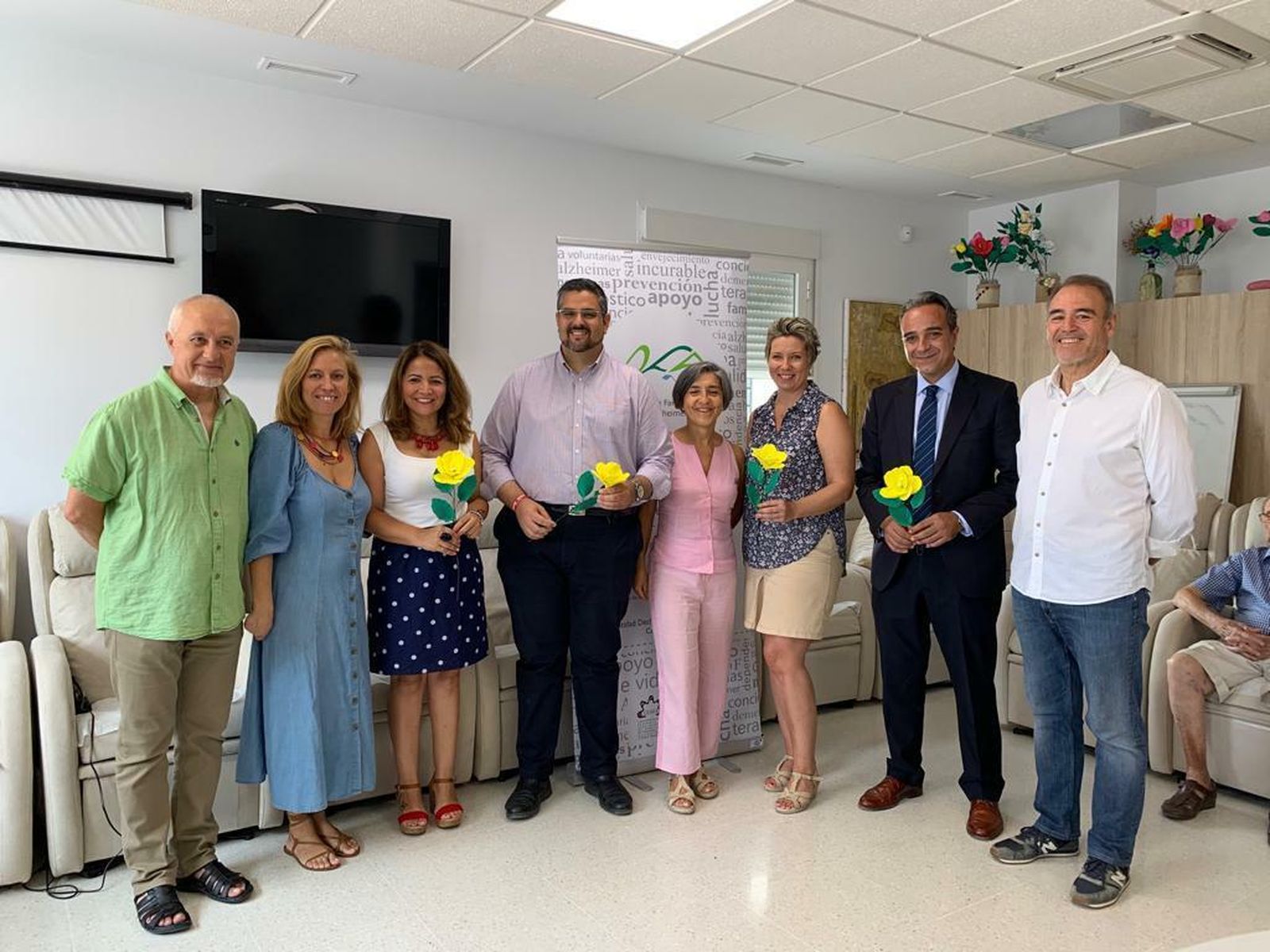 La Asociación de Familiares y Enfermos de Alzheimer Mijas recibe una donación de La Obra Social La Caixa