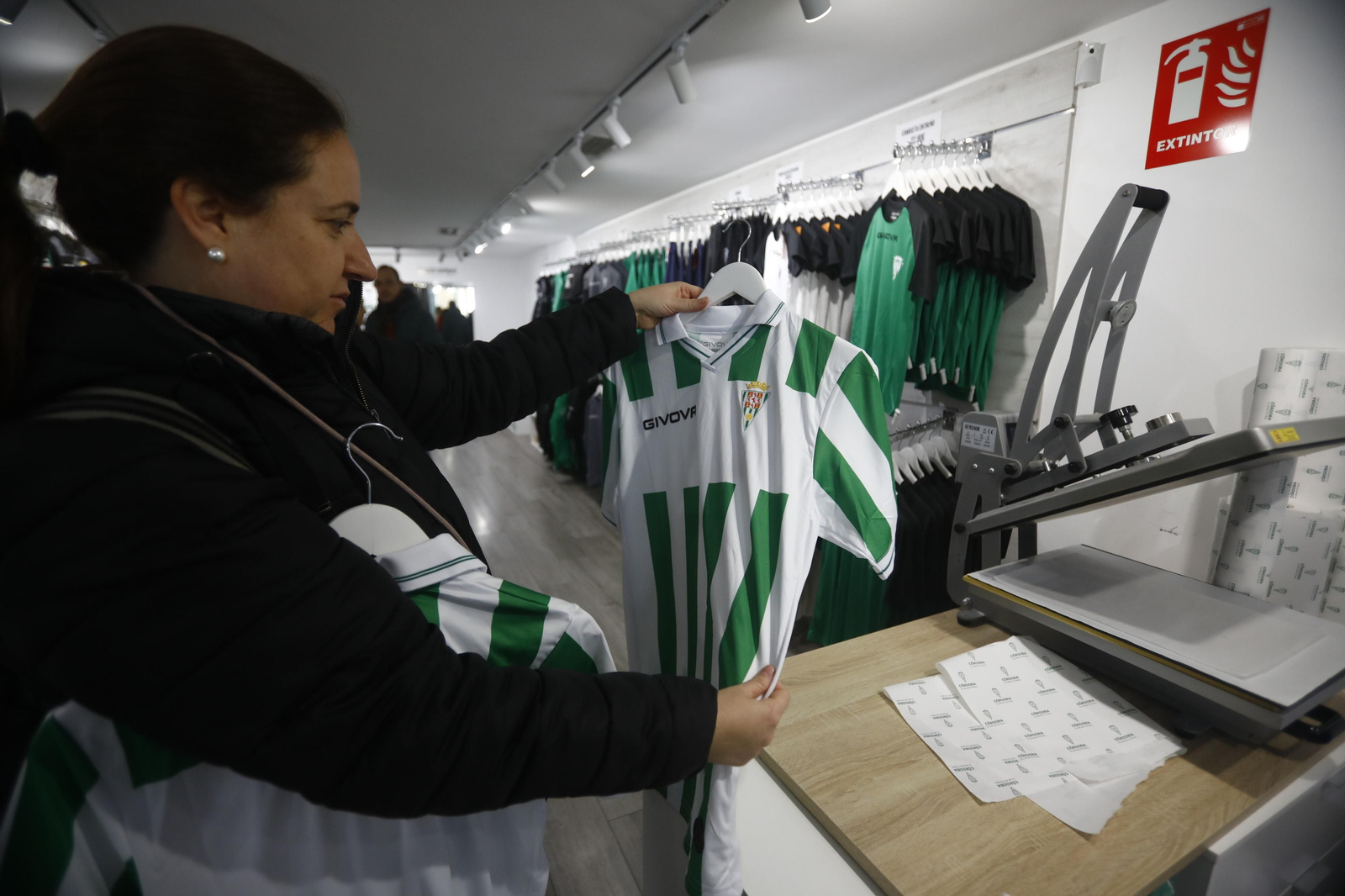 La venta de las equipaciones del Córdoba CF de esta temporada, en imágenes