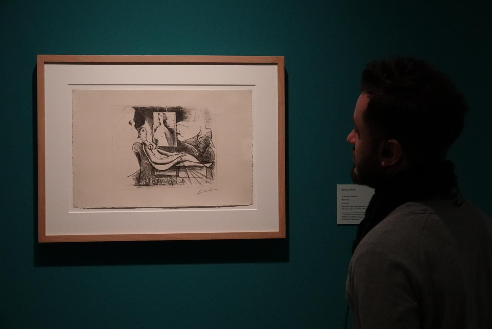 Un visitante contempla una pieza de 'Balzac y Ovidio ilustrados por Picasso'.