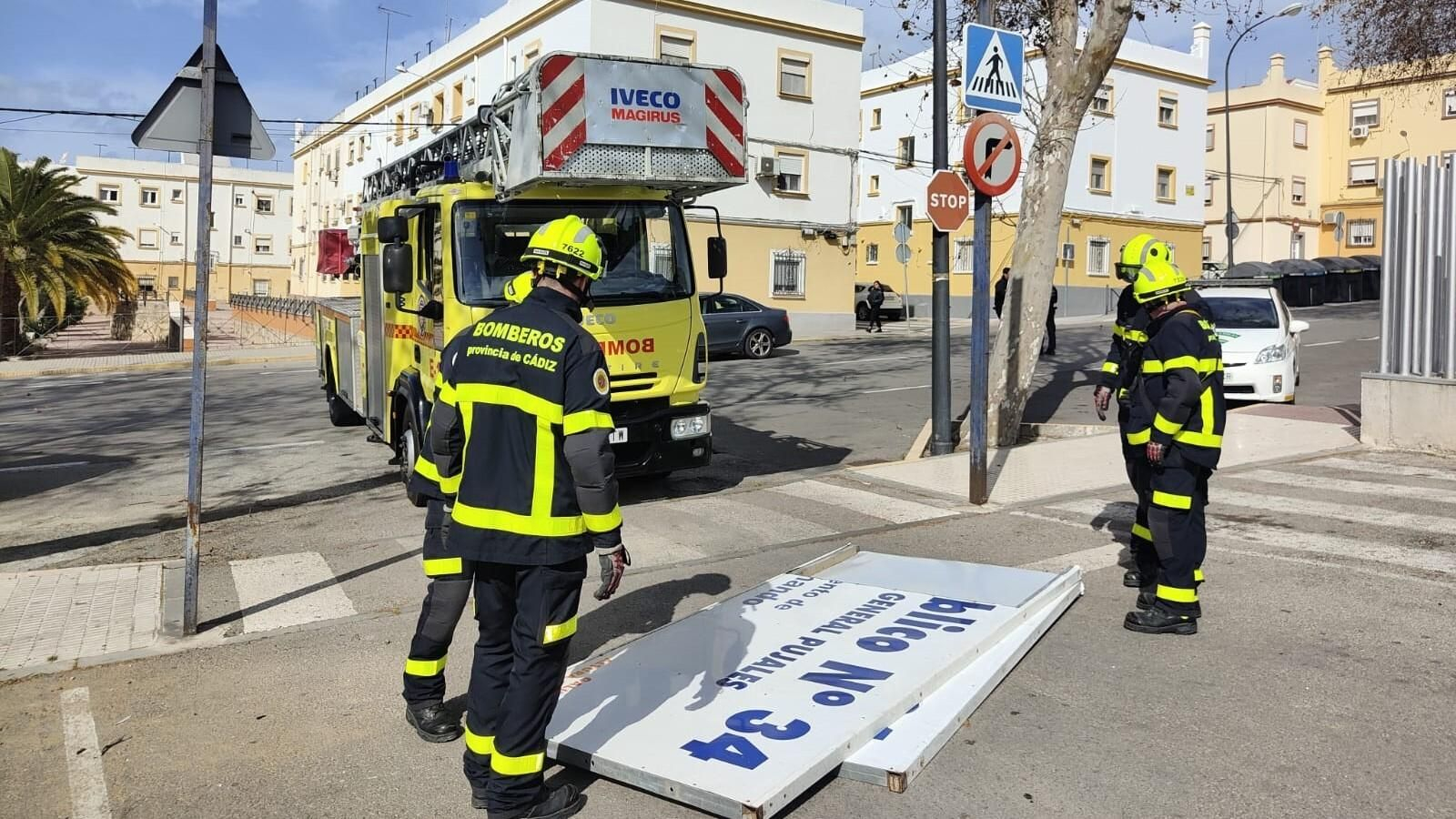 Bomberos retiran el rótulo del aparcamiento del Parque en San Fernando.