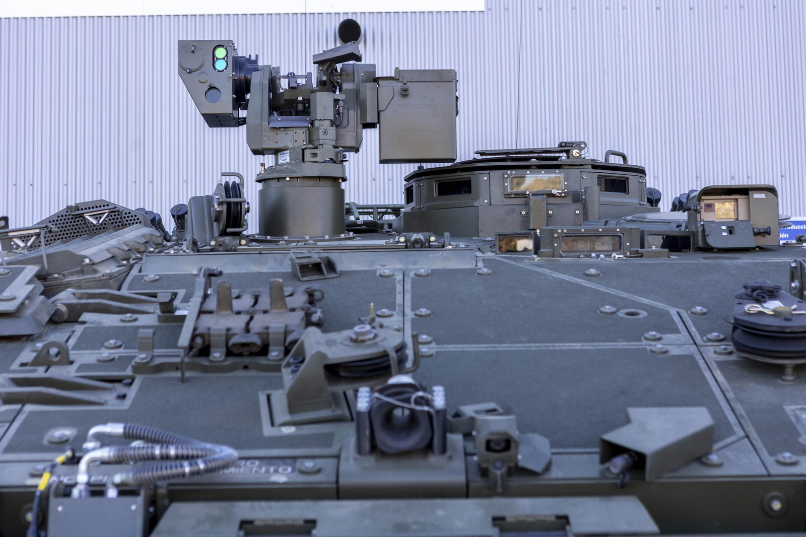 La visita de la ministra de Defensa a la fábrica De Santa Bárbara en imágenes