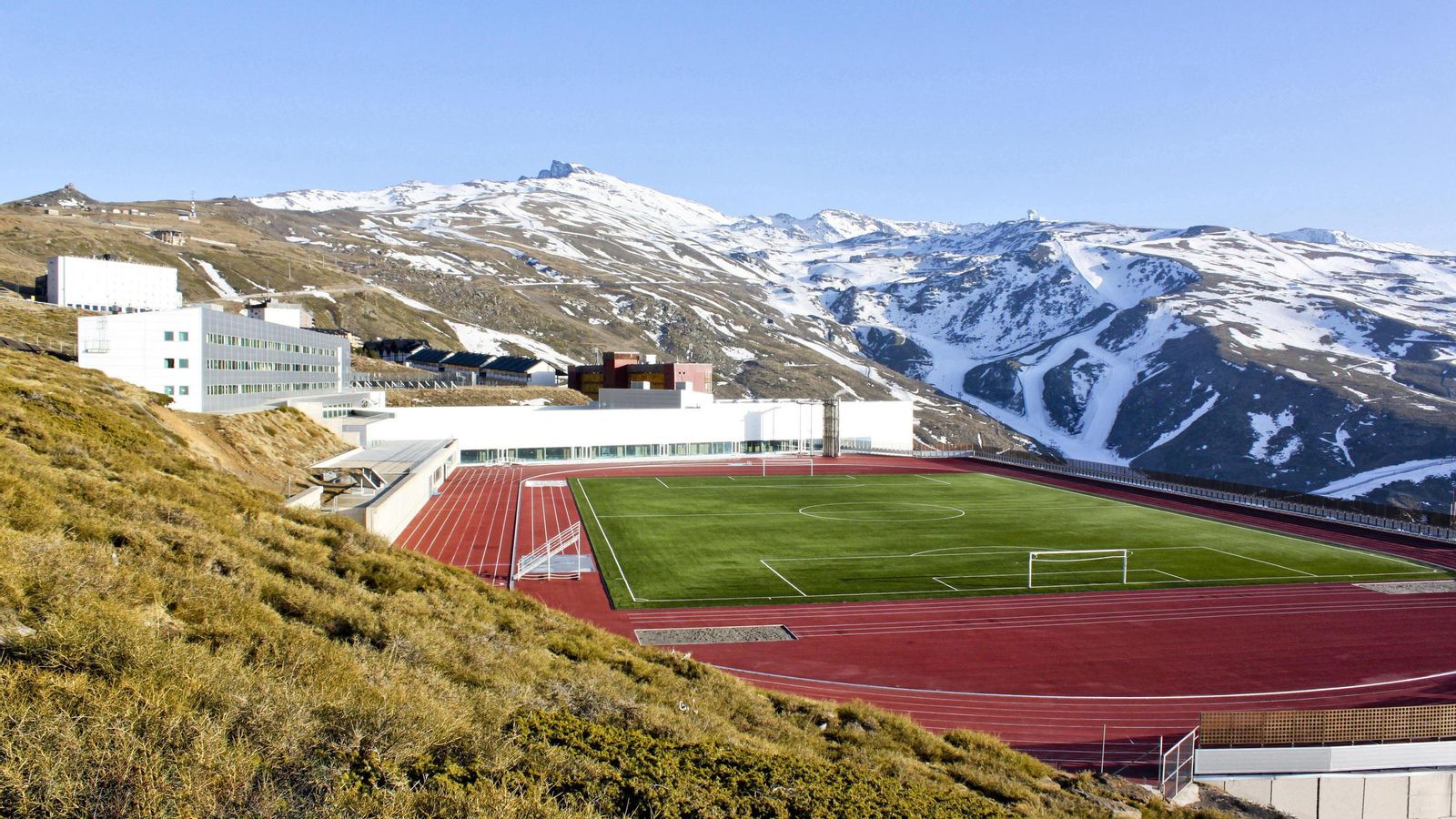 Campo de fútbol en plena Sierra Nevada.