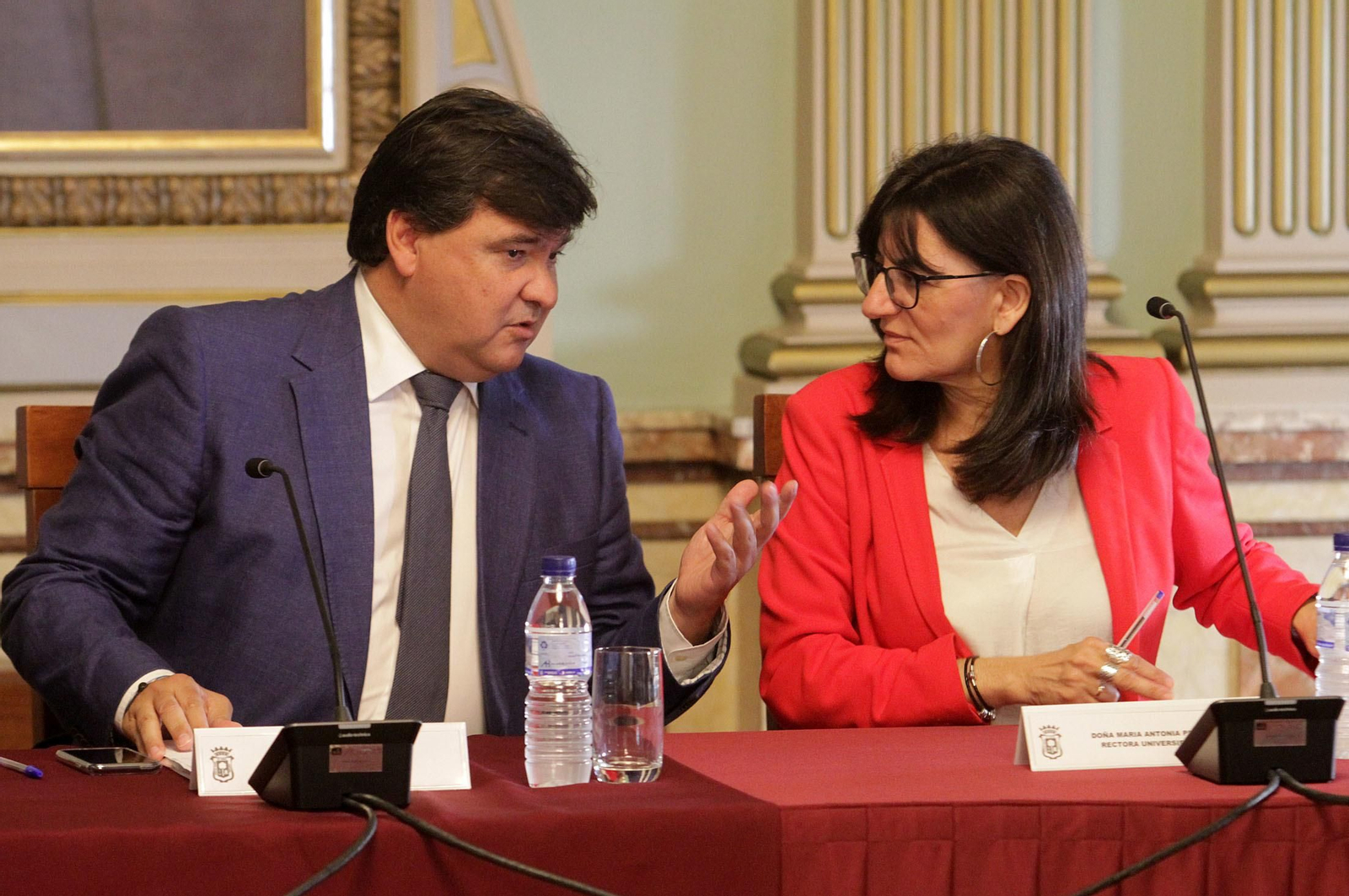 Imágenes de la Mesa de los Fosfoyesos celebrada en el ayuntamiento