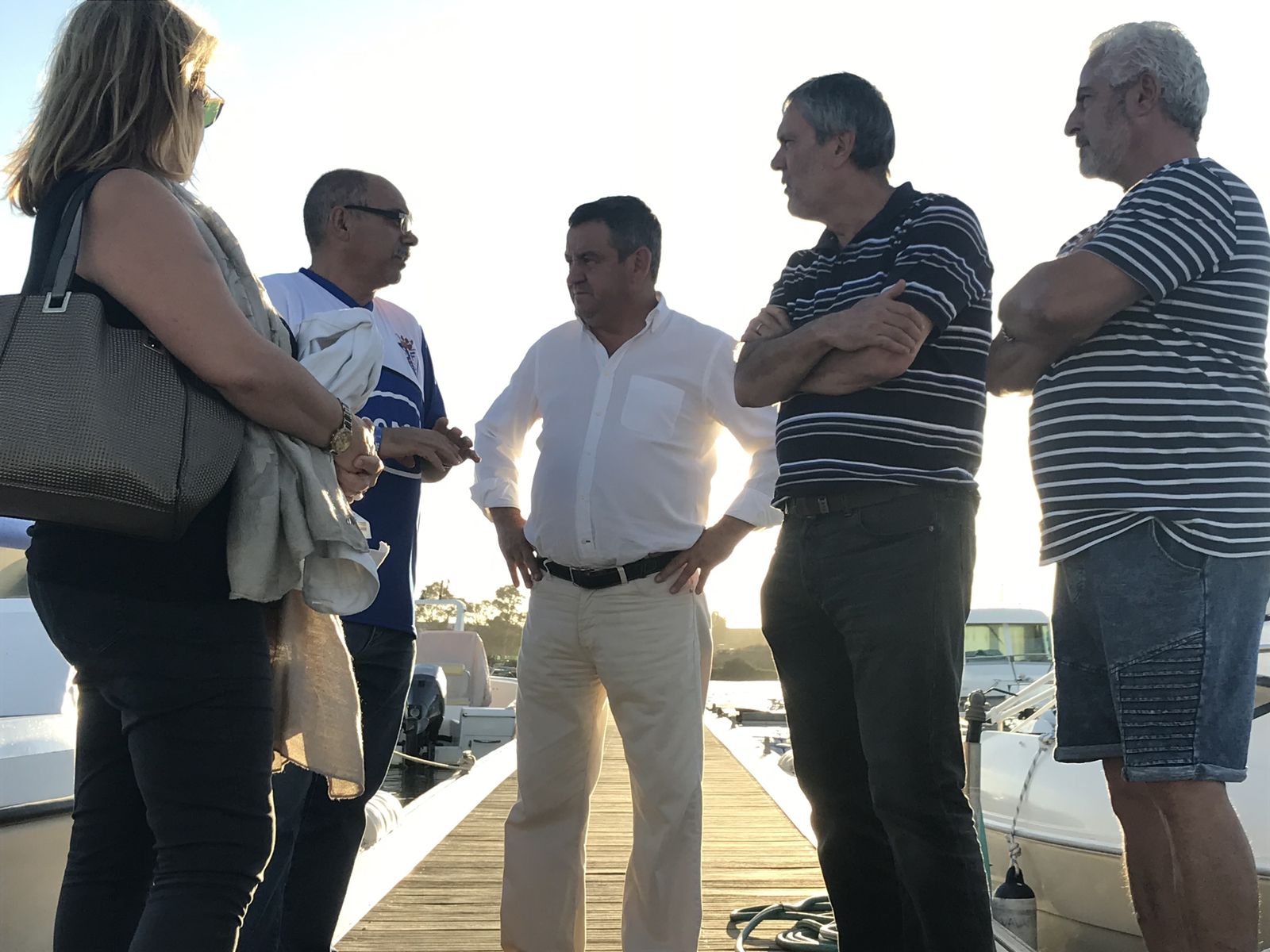 Loaiza y De Alba, con los responsables del club náutico Puente de Hierro.