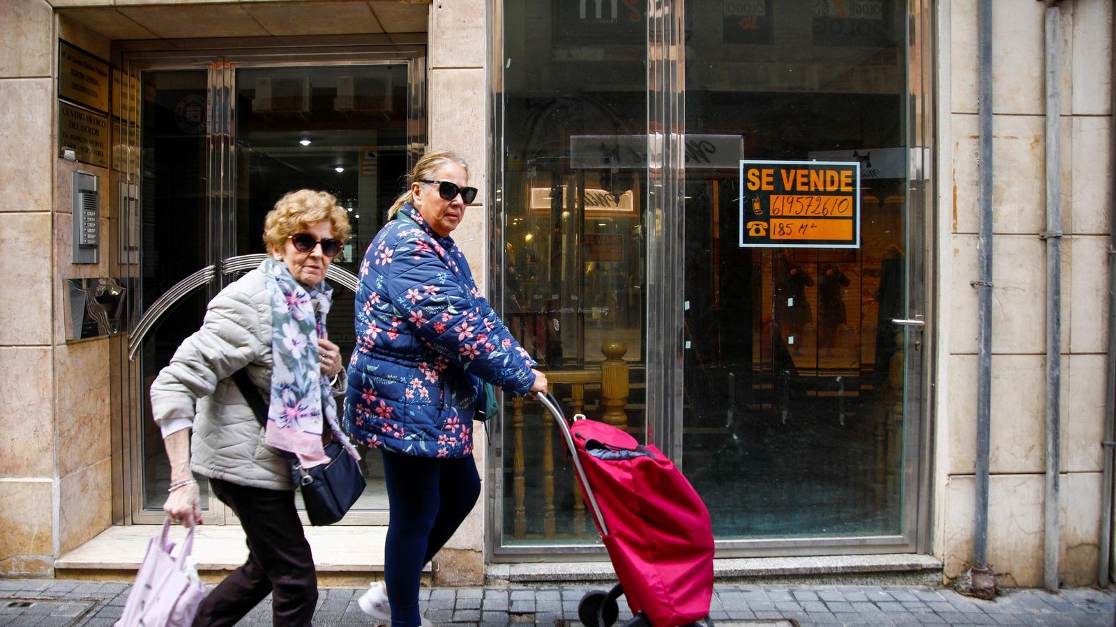 Comercio con cartel de 'Se vende'.