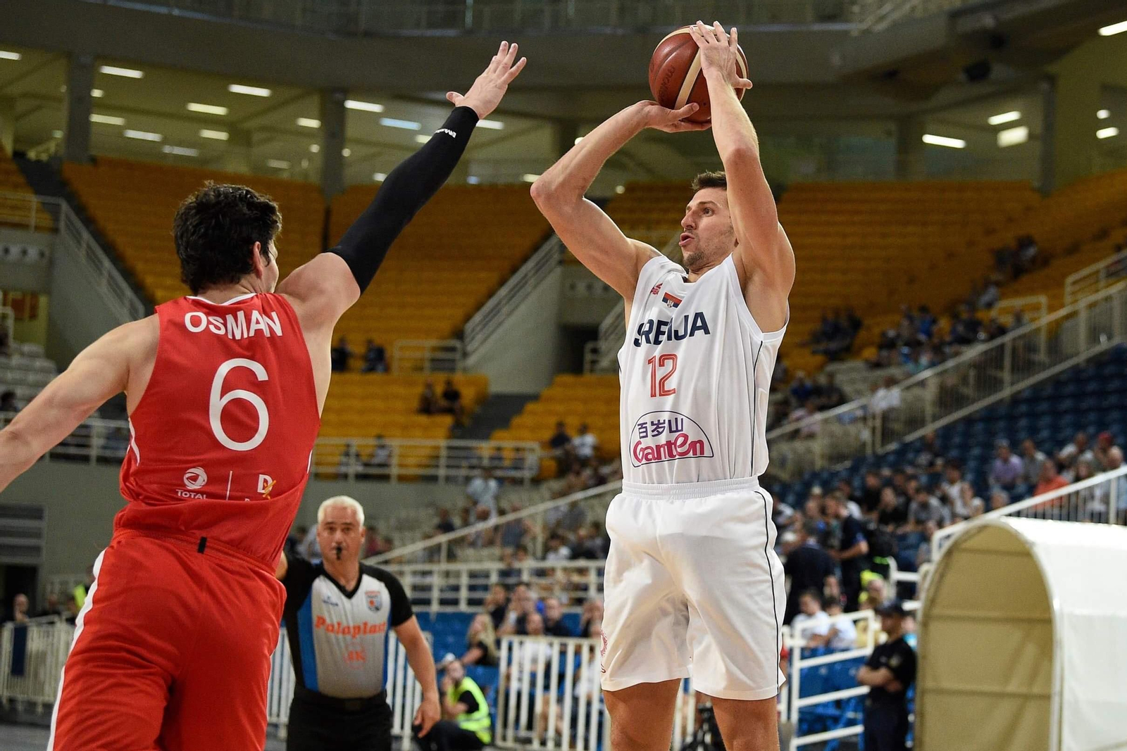 Dragan Milosavljevic lanza a canasta frente a Cedi Osman.