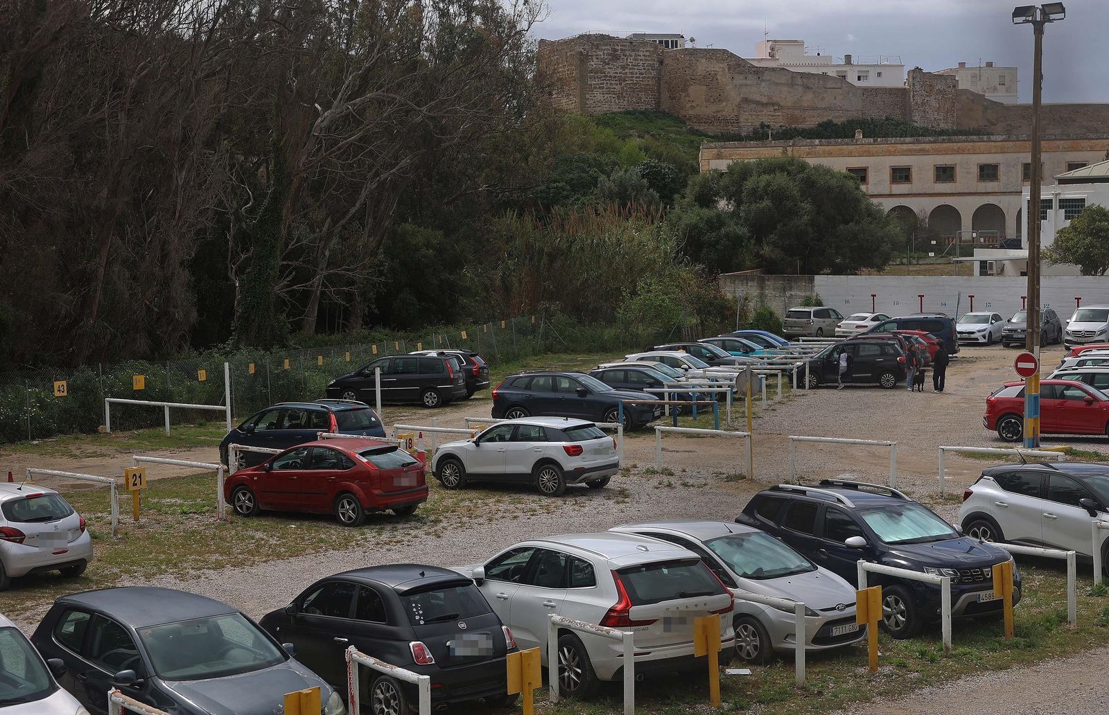 Vehículos en un parking de Tarifa.