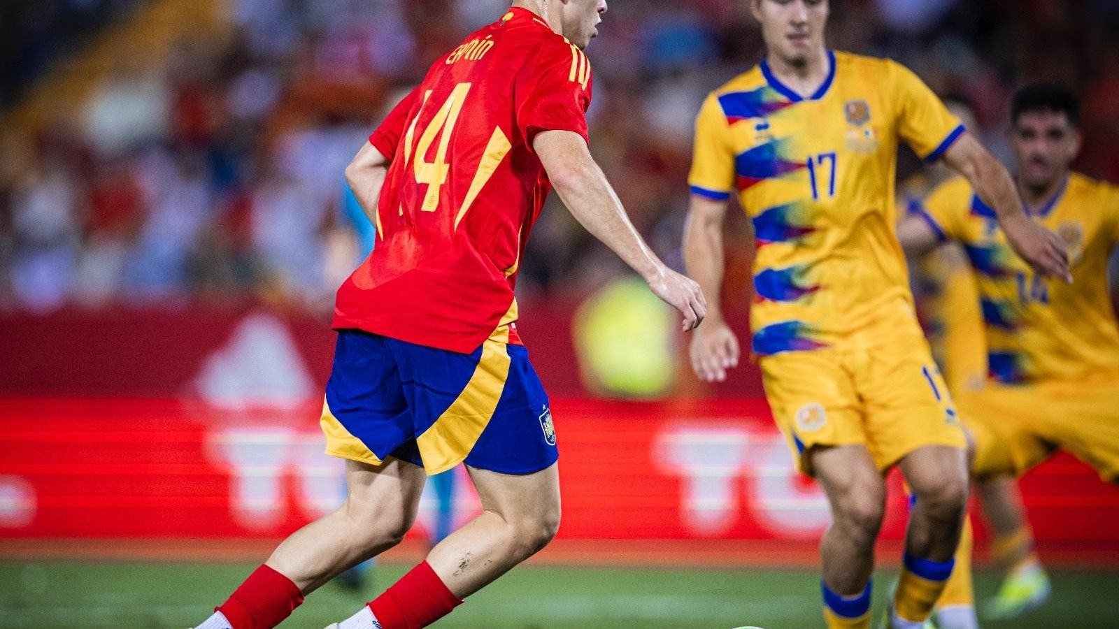 Fermín López conduce el balón en su debut de ayer ante Andorra.