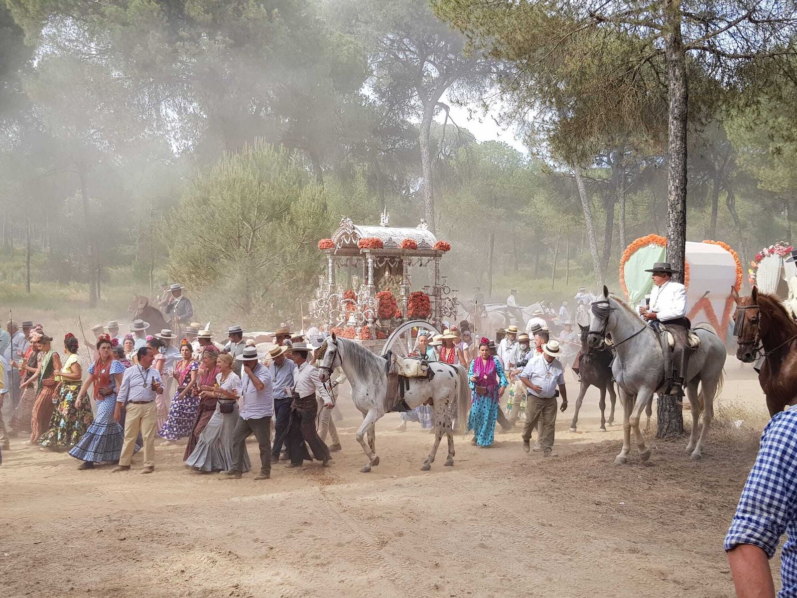La Hermandad del Rocío de Antequera en un momento de su peregrinación hacia la aldea.