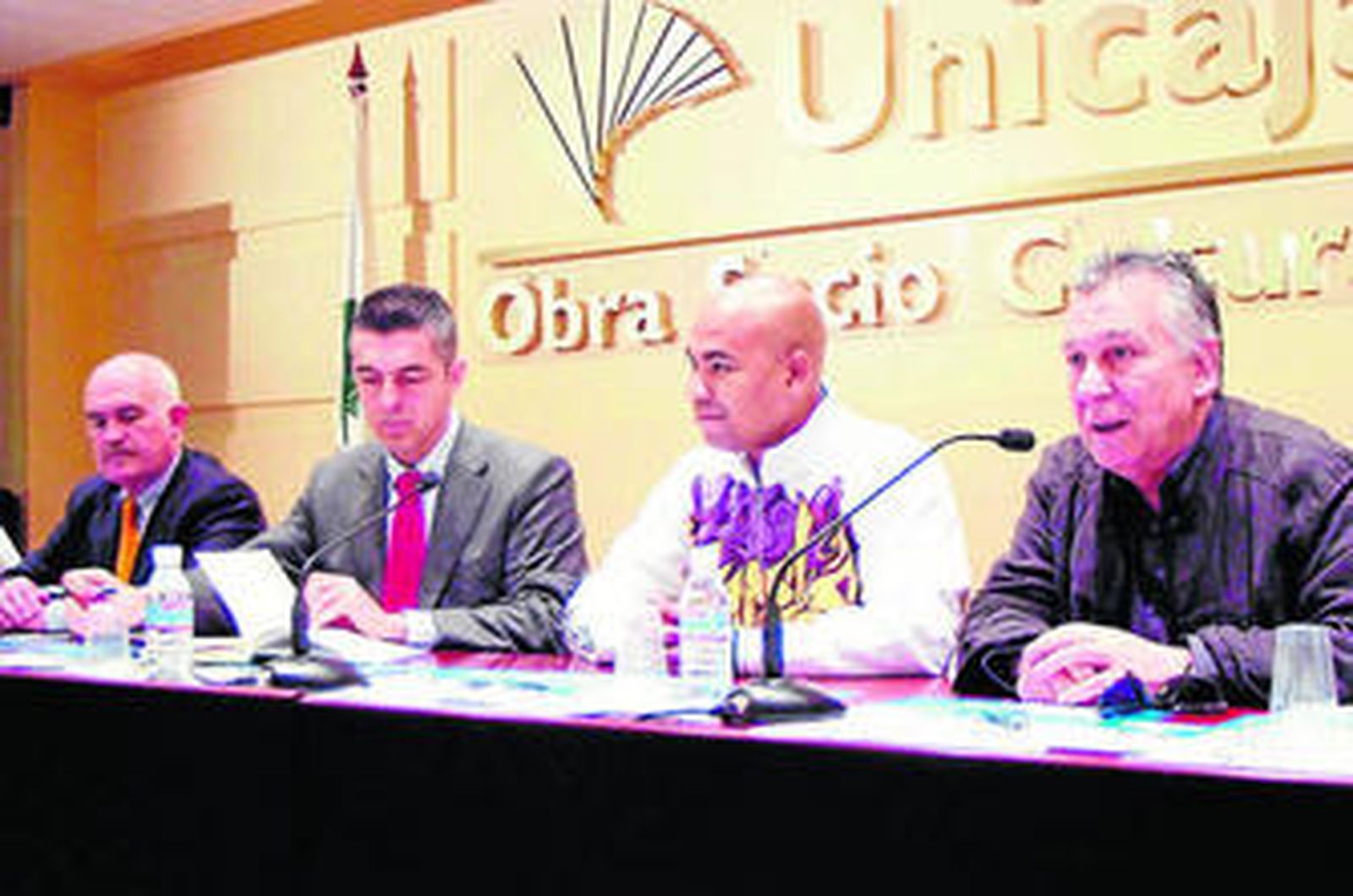 Santiago Zannou (segundo por la derecha), durante un acto en Almería.