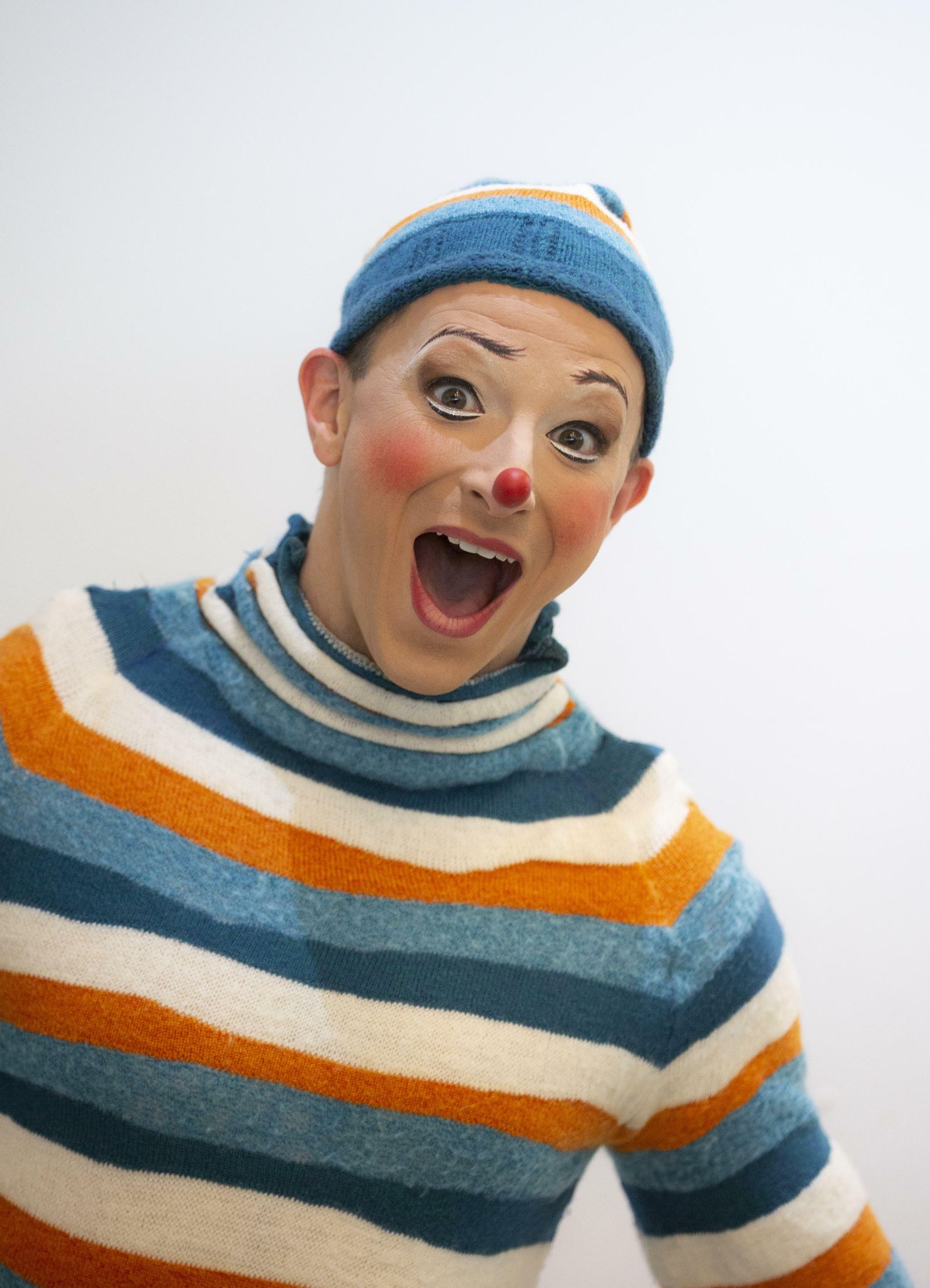 Intérprete de 'Kooza' caracterizado para la función.