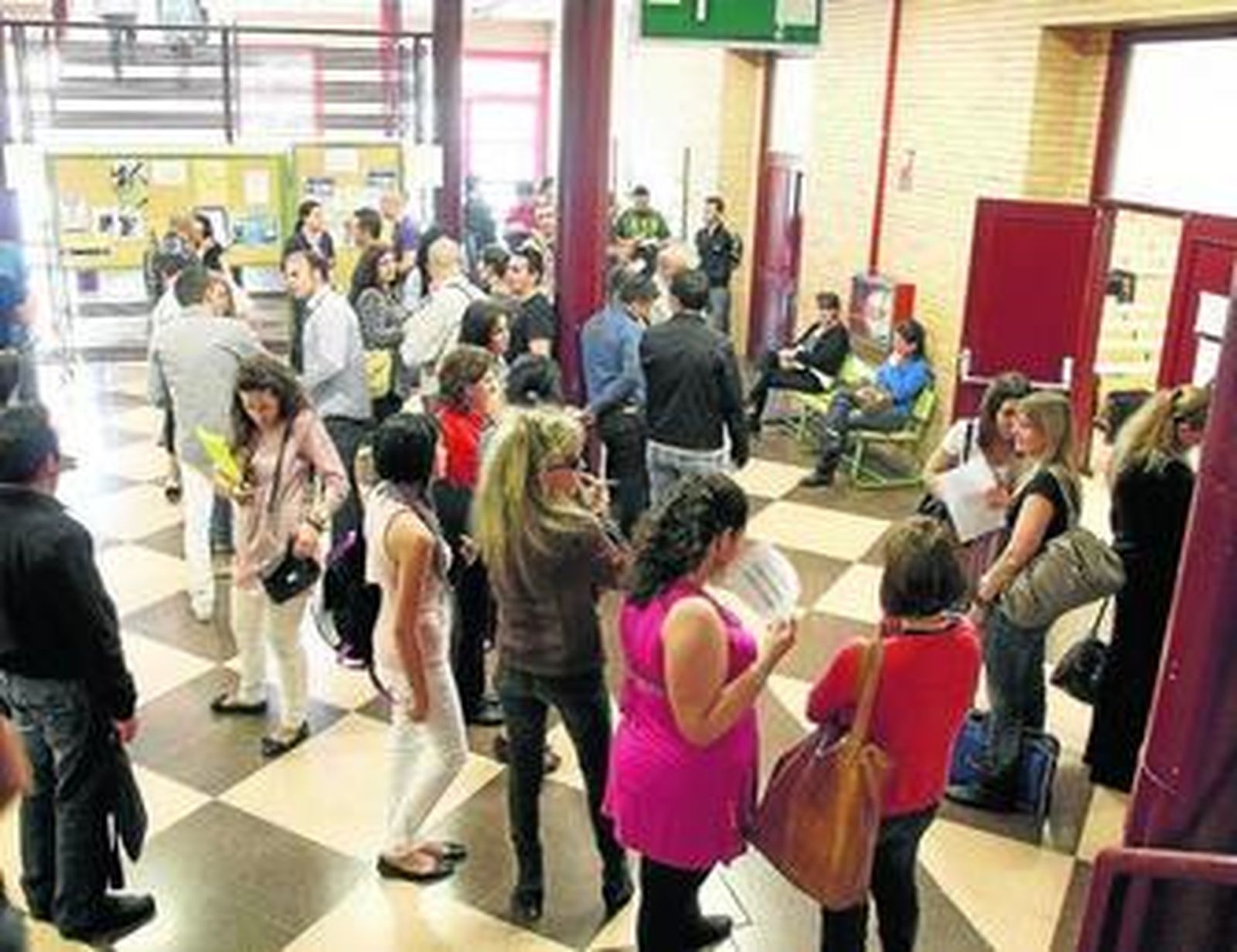 Alumnos esperan para entrar a clase en un edificio de la Universidad de Almería.