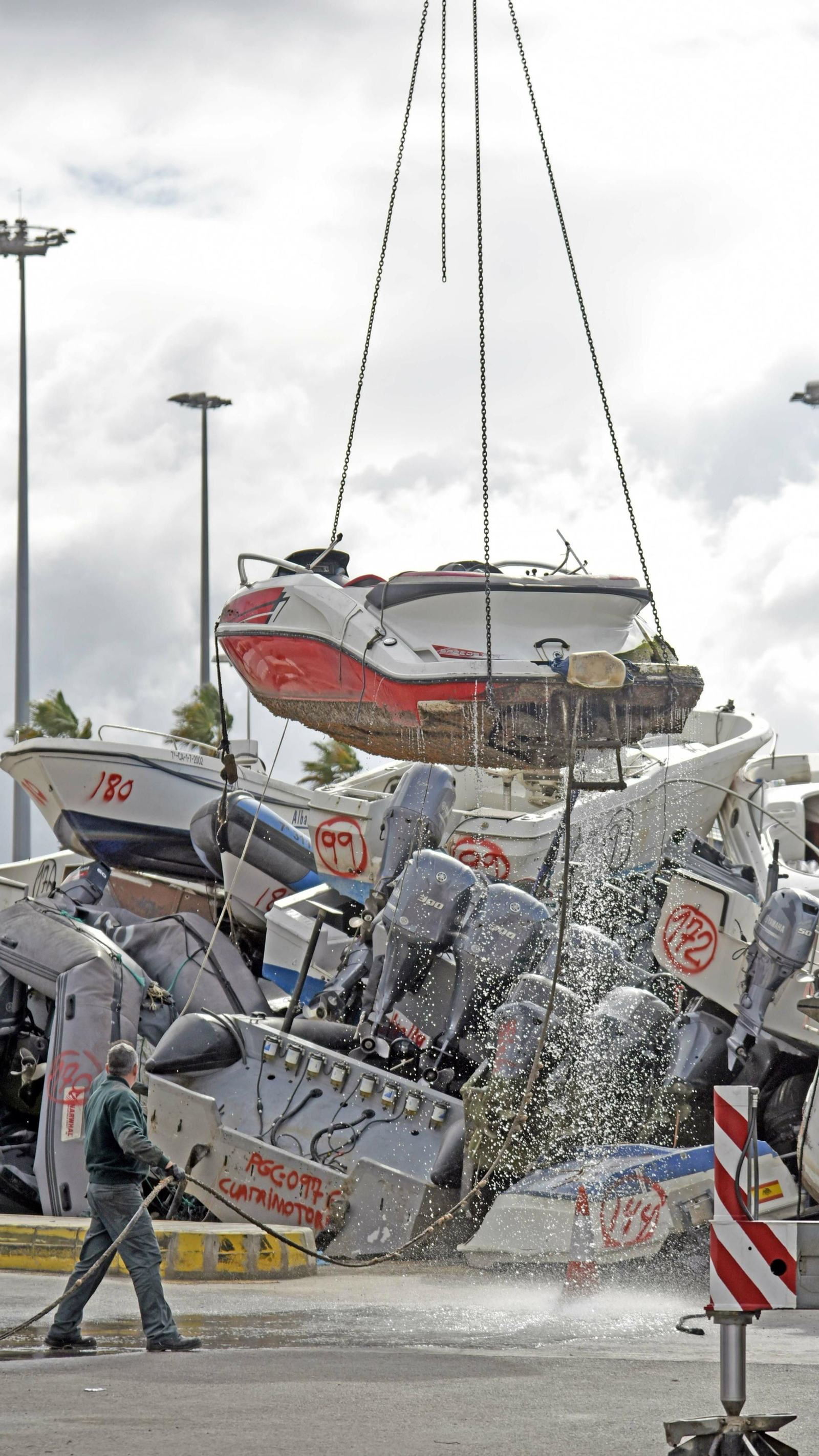 Las fotos del desalojo de las narcolanchas del servicio marítimo de la Guardia Civil