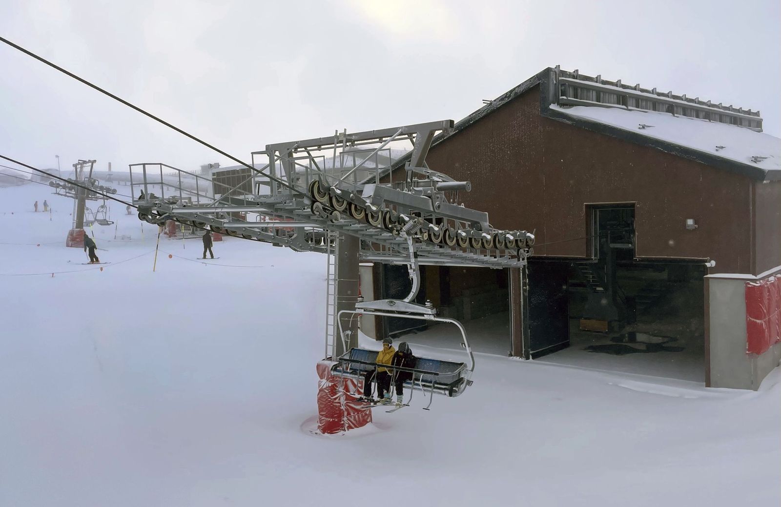 Dos personas en el telesilla de Sierra Nevada