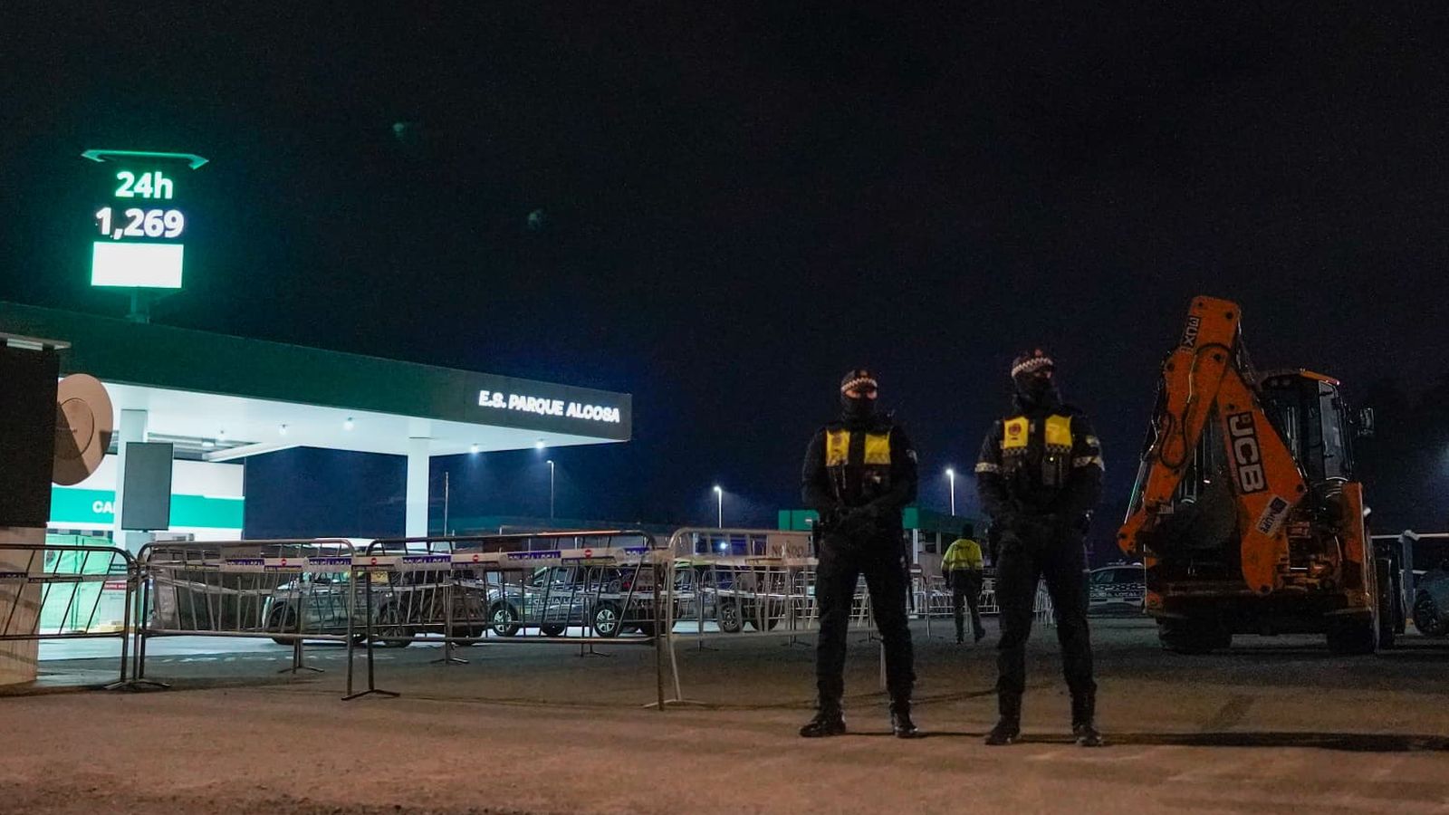 La gasolinera de Alcosa, precintada por la Policía instantes antes del derribo.