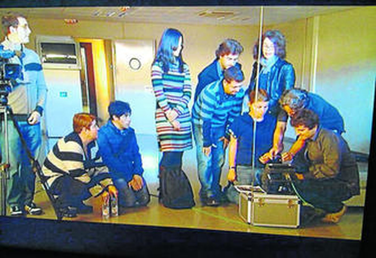 El equipo de 'La mitad invisible' reflejado en un espejo a modo de composición de 'Las meninas'. A la derecha, Juan Carlos Ortega y Serrat en el programa.