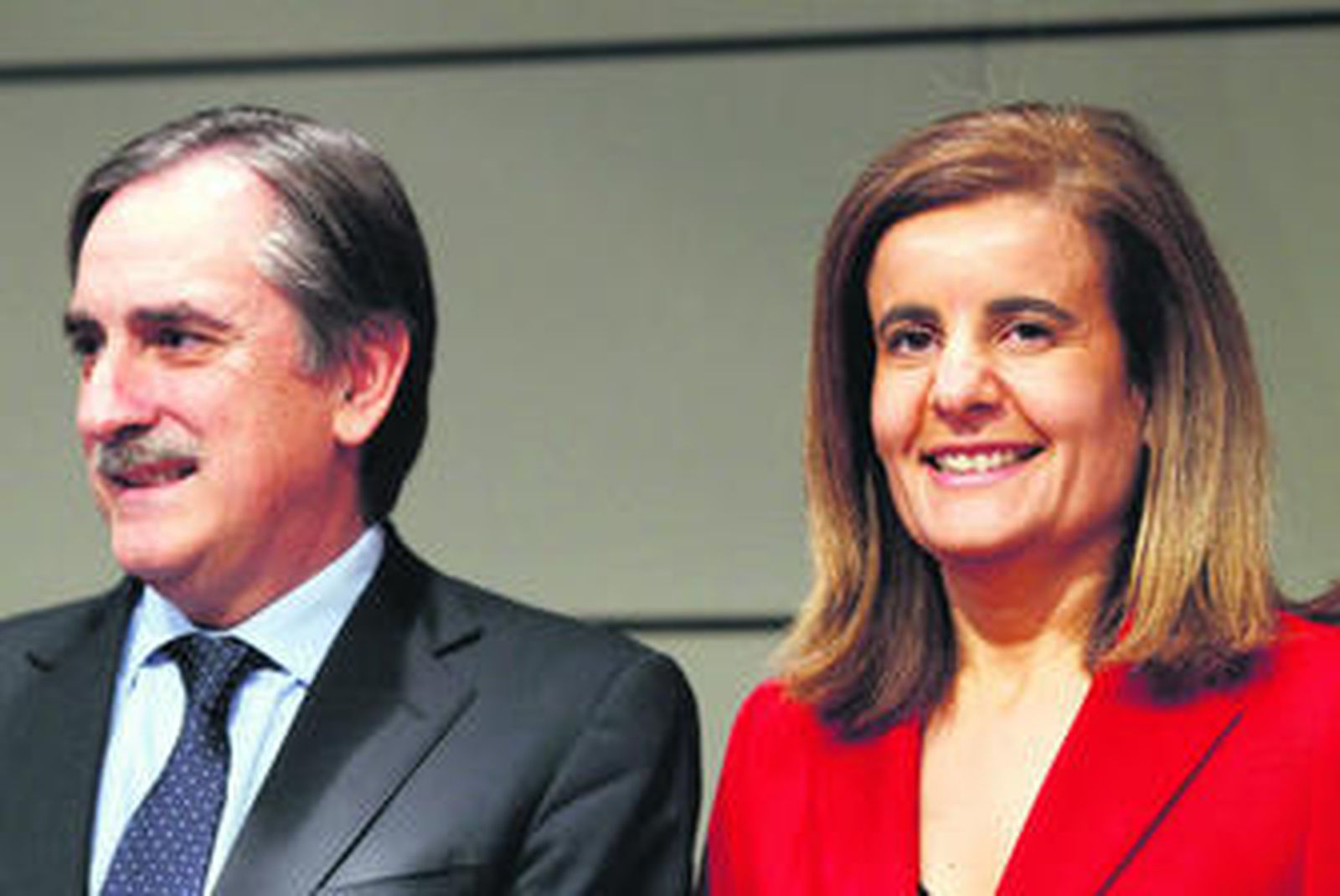 El ministro saliente, Valeriano Gómez, junto a Fátima Báñez.