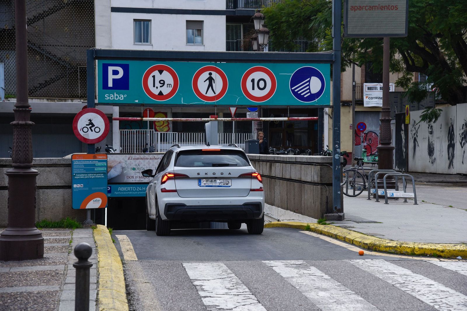 Entrada de un vehículo en el parking rotatorio de la plaza de la Concordia.