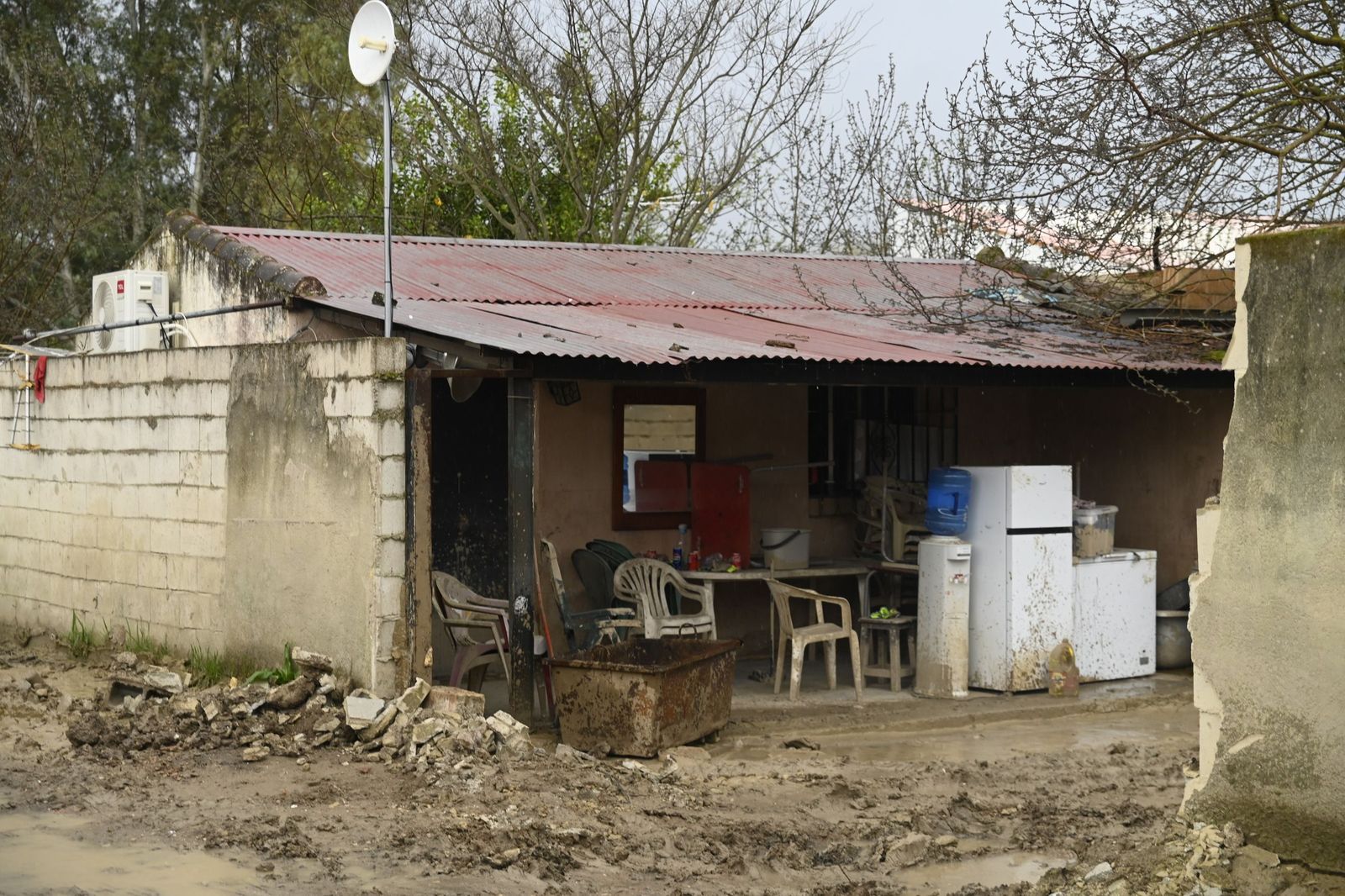 Parcelas de Guadalvalle siguen anegadas por el barro un mes después de las inundaciones