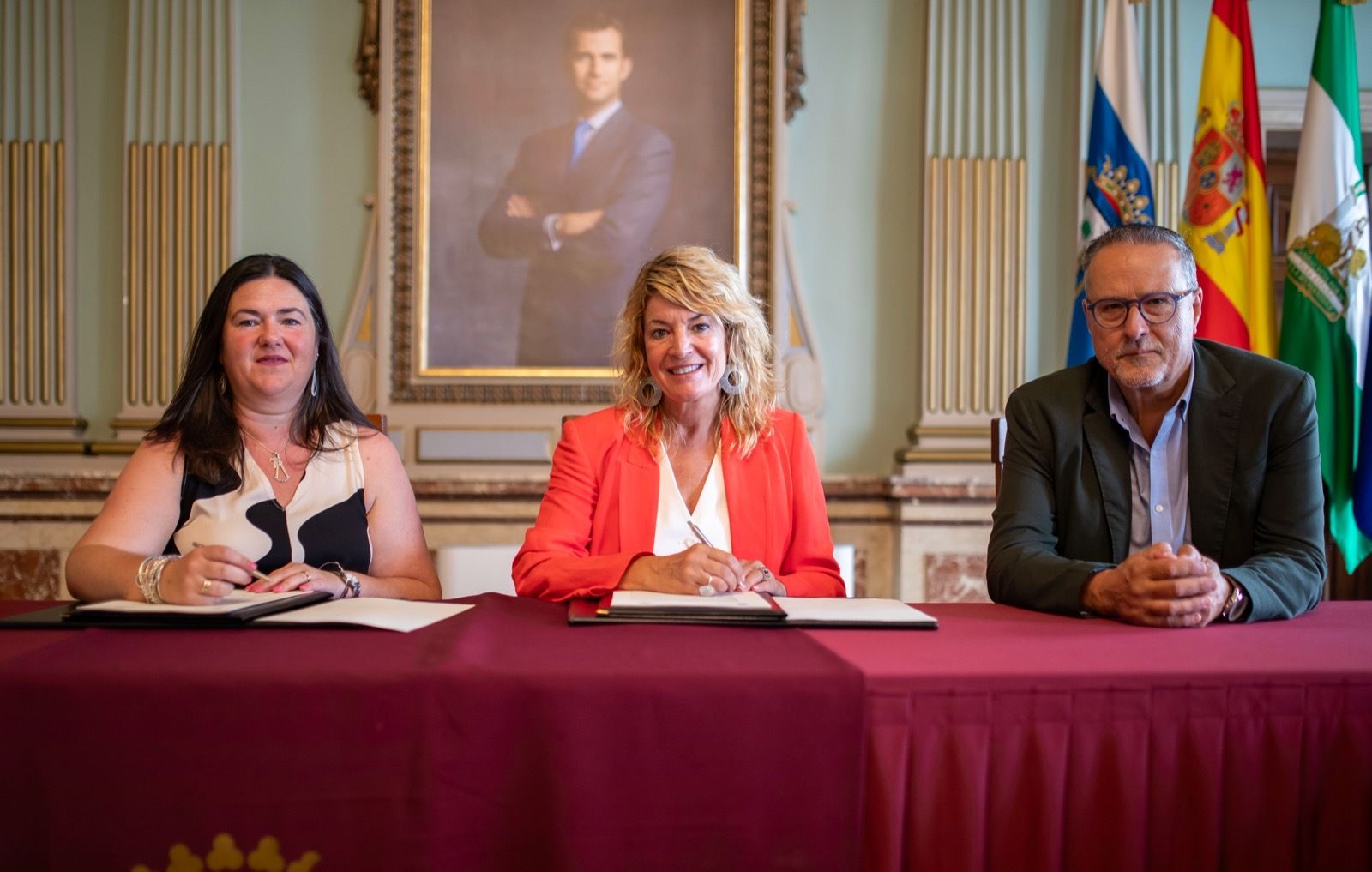 Firma del convenio en el Ayuntamiento de Huelva.