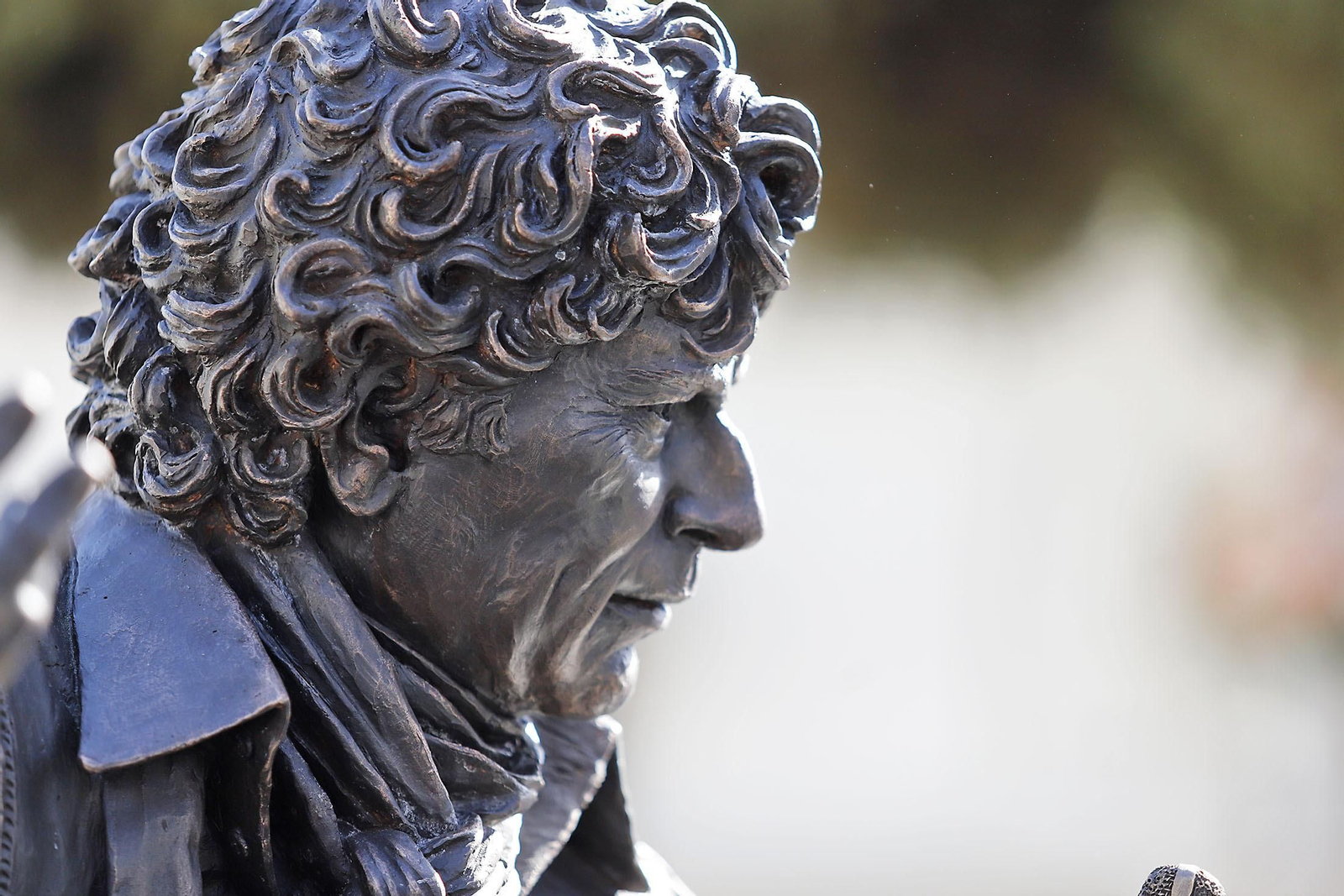 Imágenes del homenaje a Jesús Quintero con el descubrimiento de una escultura de Elías Rodríguez Picón