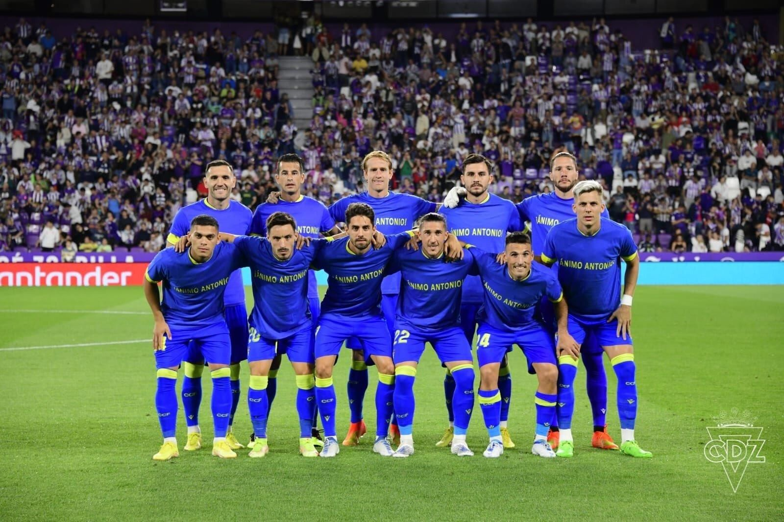 Formación del Cádiz en Valladolid con la camiseta dedicada al aficionado.