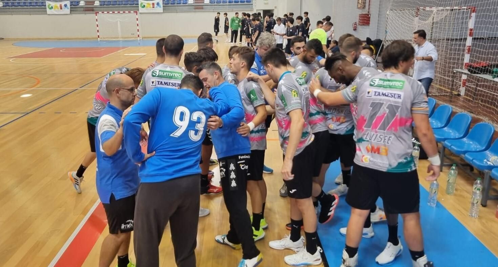 Los jugadores del Ángel Ximénez escuchan las indicaciones de Paco Bustos en un tiempo muerto.