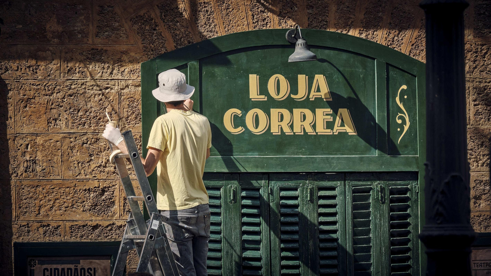 Decorados para el rodaje de la serie de Disney+ con Logan Lerman como protagonista, en  el entorno de la Plaza de Mina.