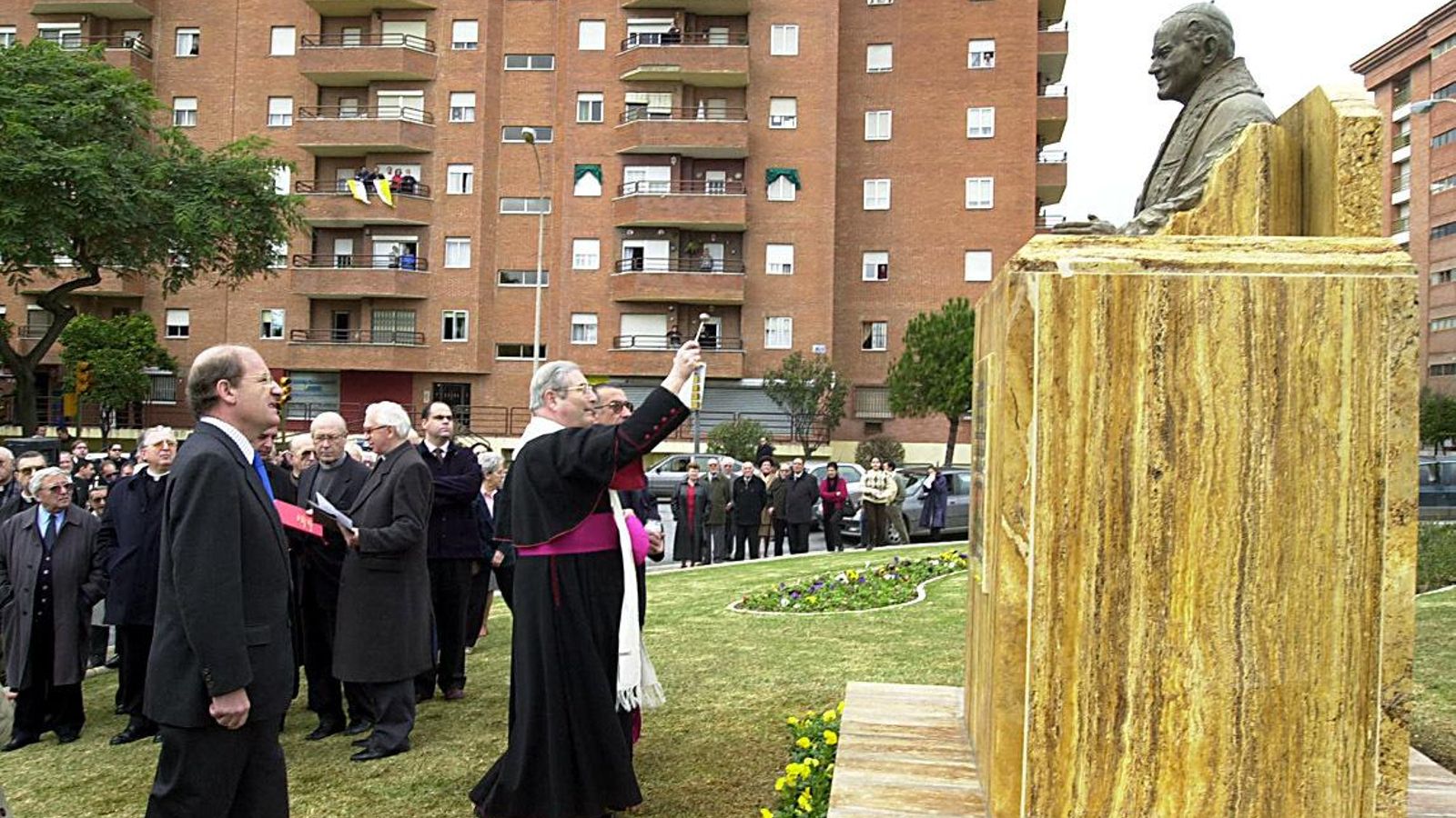 El obispo Ignacio Noguer bendice el busto a San Juan Pablo II en su rotonta, junto al alacalde Pedro Rodríguez.