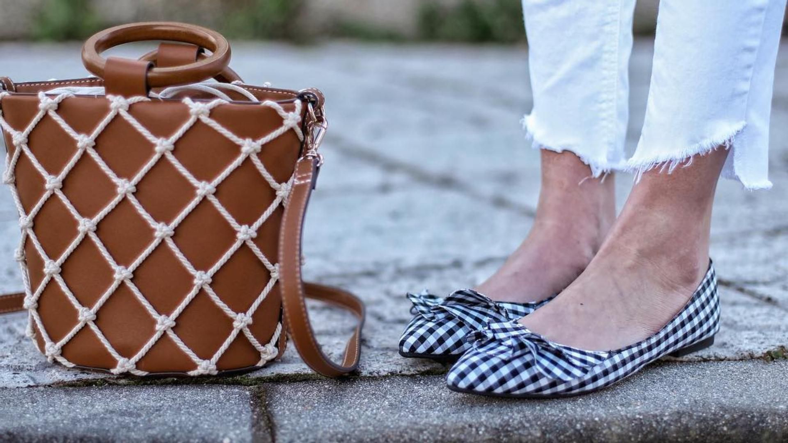 No hay calzado más recurrente que unas bailarinas. Las usamos en verano si no nos apetece usar sandalias, en otoño cuando queremos ir planas y monísimas sin llevar botas, y nos las metemos en el bolso en cualquier momento del año para cambiarnos cuando nos duelen los pies de llevar tacones. Las bailarinas son un clásico inmortal que vuelve todos los años y éstas son las más bonitas que encontrarás en las tiendas esta temporada.