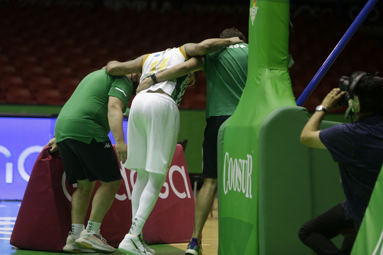 Feldeine es retirado de la pista por dos auxiliares del Betis Baloncesto.