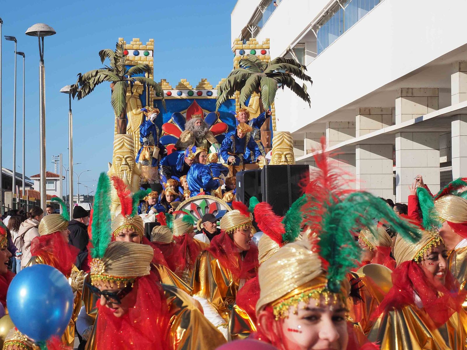 La carroza con Melchor en las calles de Isla Cristina