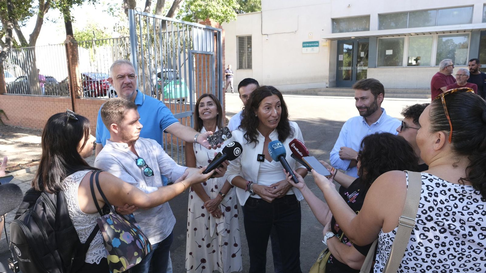 La consejera atendió a los medios de comunicación en la puerta del centro de acogida.