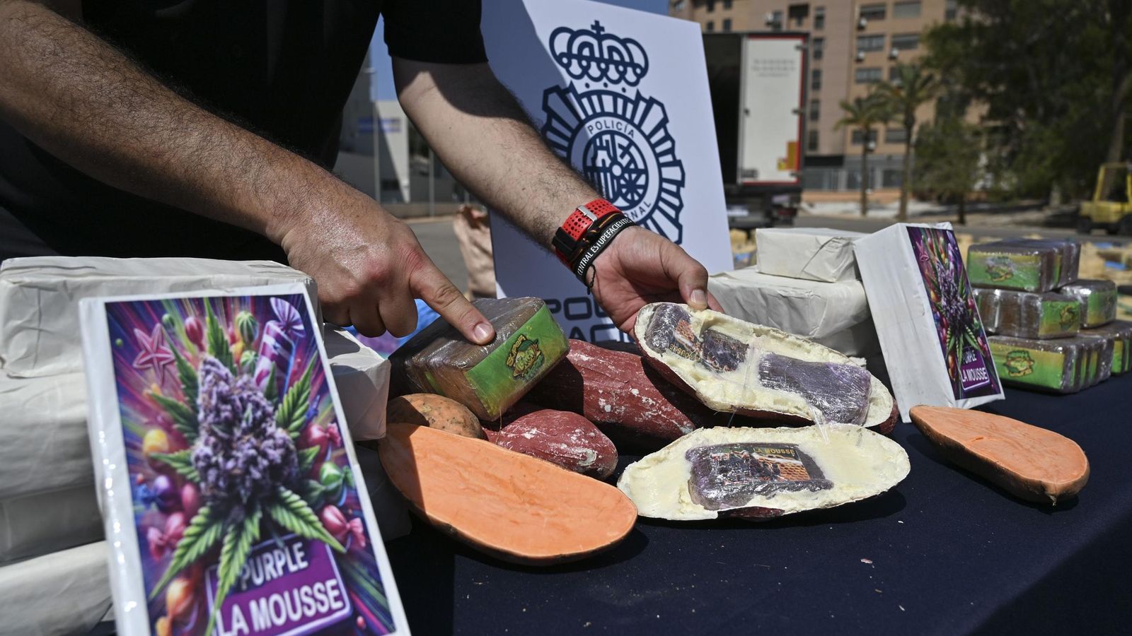 La droga estaba oculta entre sandías y faltas patatas de plástico.
