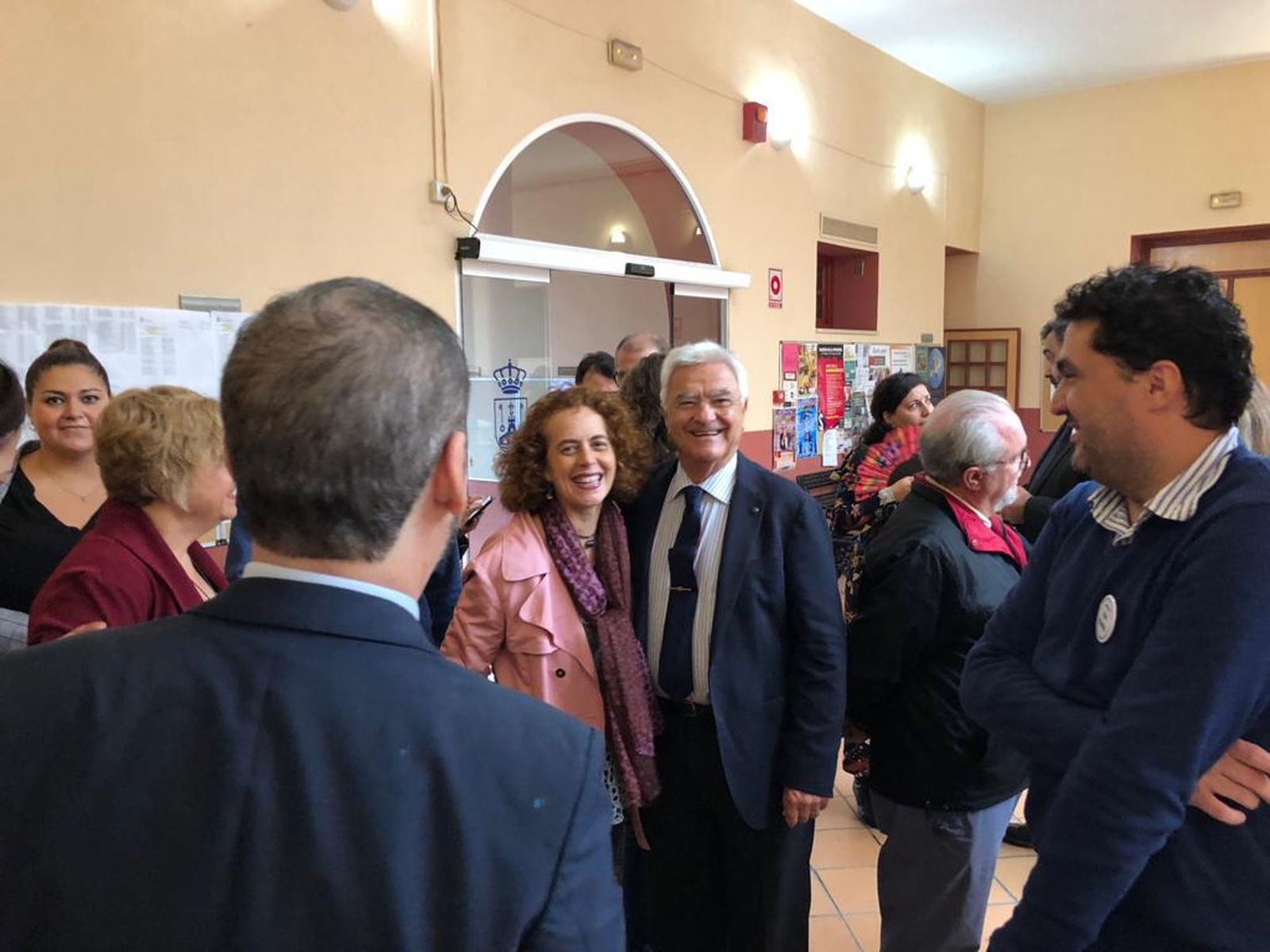 Francisco Baena Bocanegra y Emilia del Río, miembro de su candidatura, con abogados de Alcalá