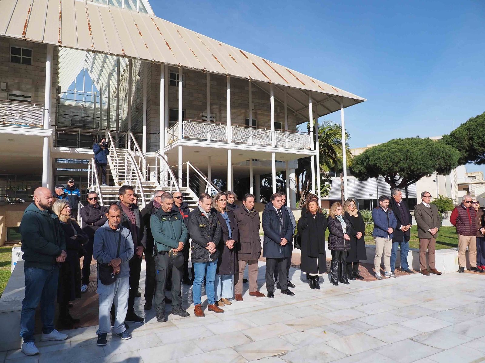 Las imágenes de la concentración silenciosa en Punta Umbría por los cinco fallecidos en el accidente de Adamuz