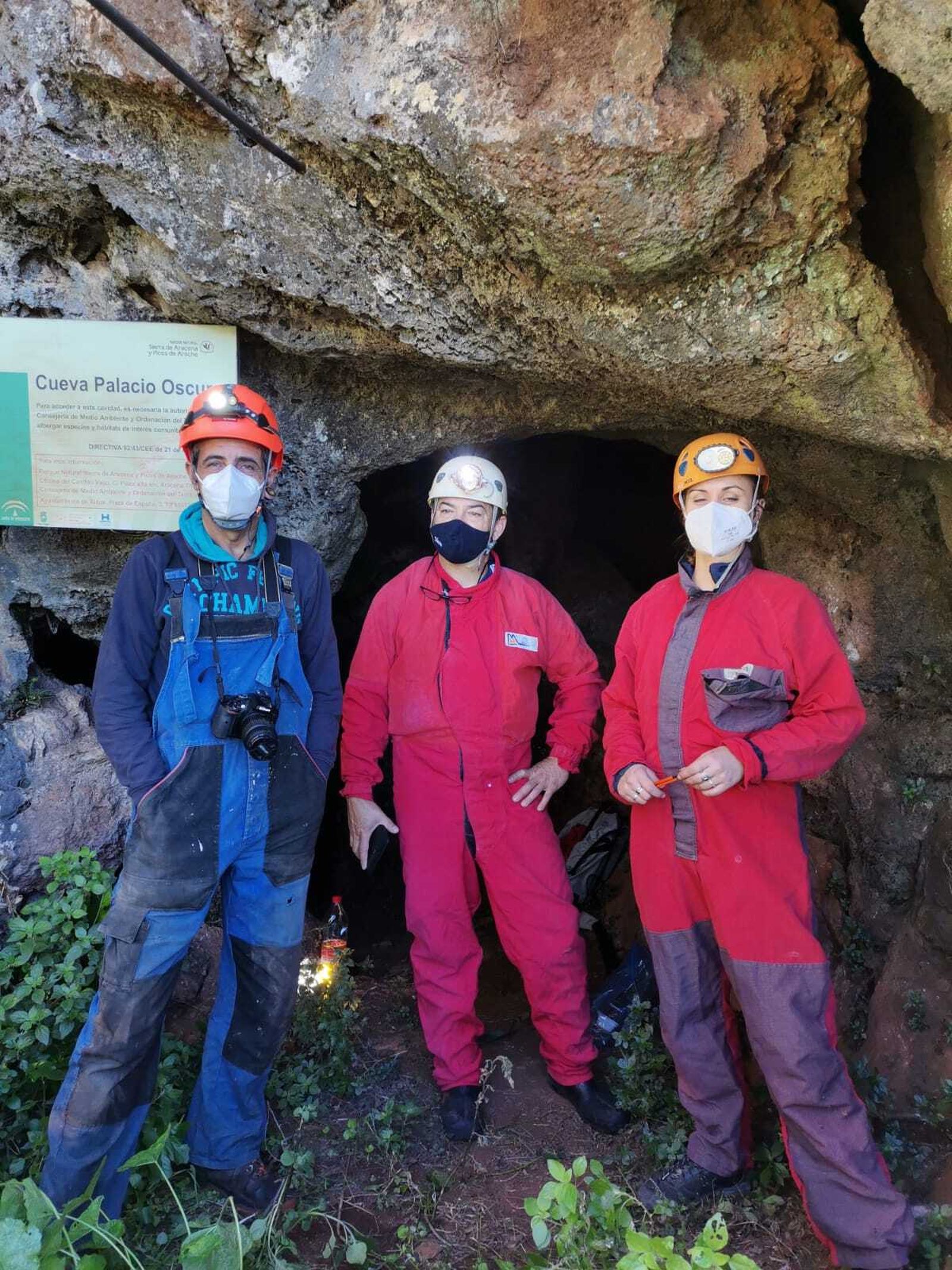 De derecha a izquierda: Juan López Acosta técnico de la Oficina ODS del Ayto. de Alájar que coordina los trabajos de investigación, Francisco José del equipo de espeleología que apoya los trabajos técnicos de investigación y Virginia García del equipo de investigación de la Universidad de  Sevilla,  en la entrada de la cavidad del Palacio Oscuro.
