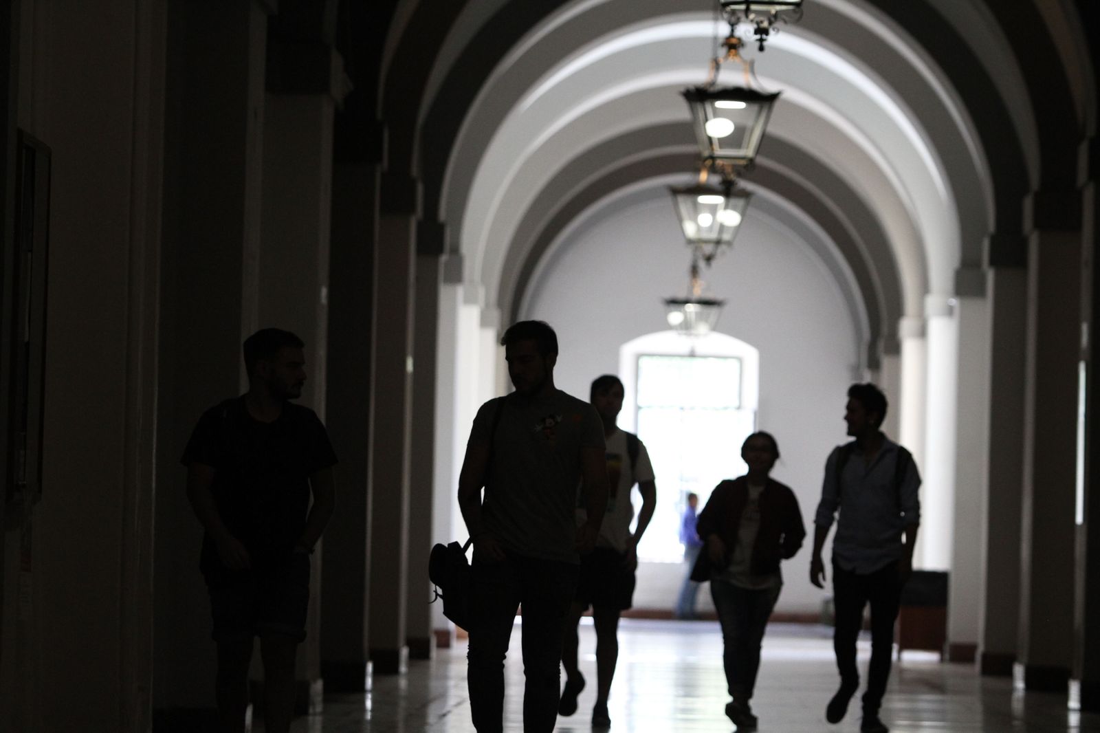 Alumnos en uno de los pasillos del edificio del Rectorado.
