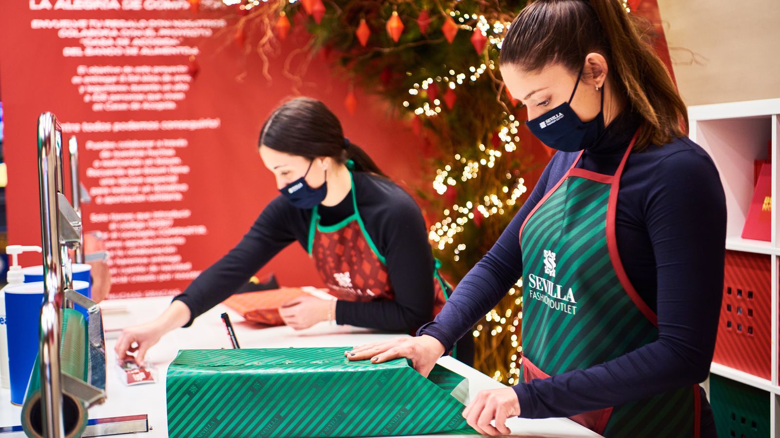 Empaquetado de regalos en Sevilla Fashion Outlet.