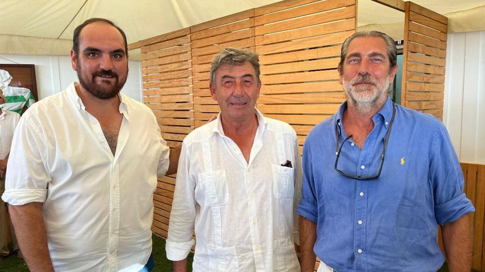 Santiago León Domecq con José Sainz de Rozas en el palco de la Sociedad de Carreras de Caballos. Santiago León Domecq con José Sainz de Rozas en el palco de la Sociedad de Carreras de Caballos.