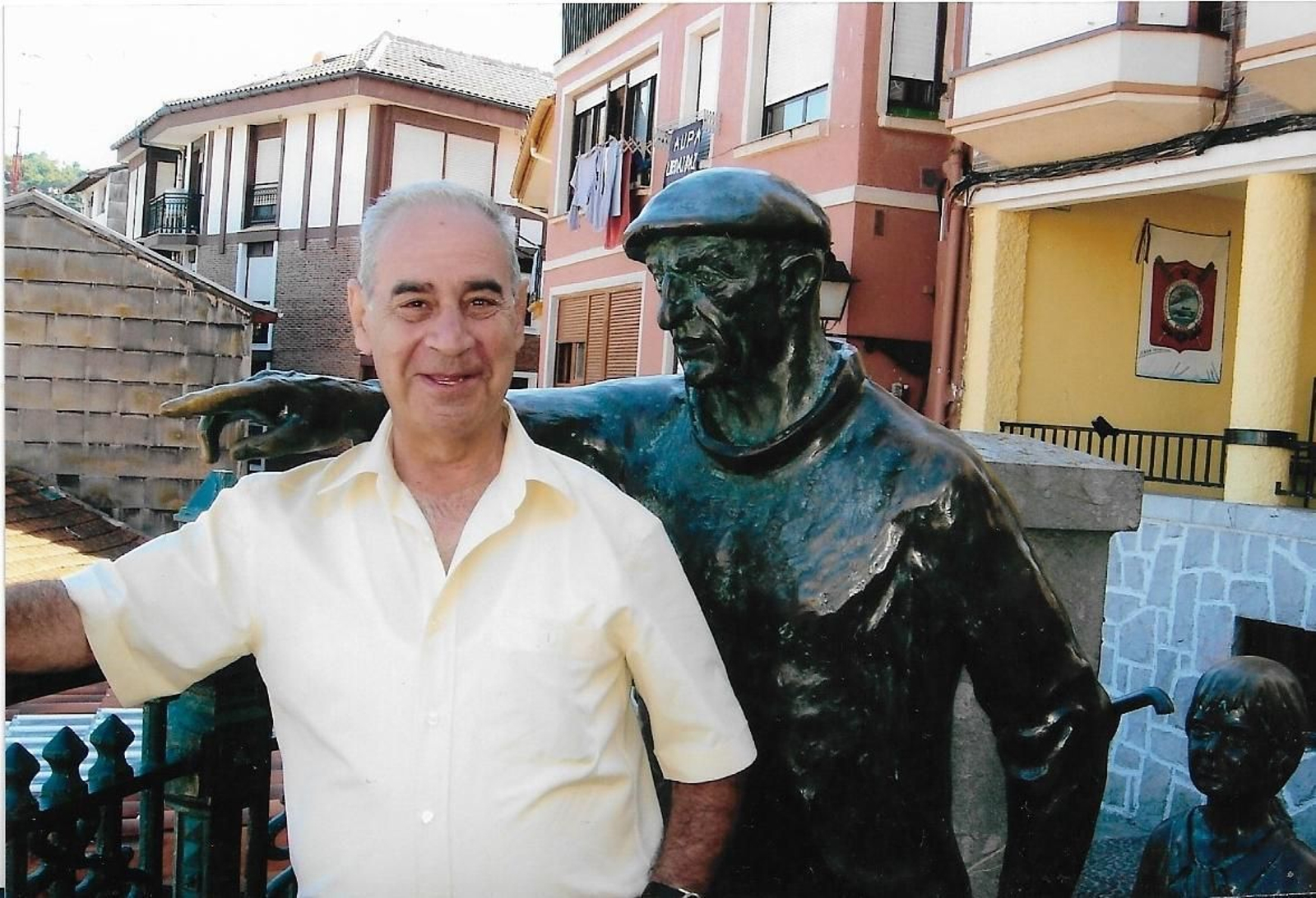 Ignacio Palacios Esteban (1938-2020), en una imagen de los últimos años, junto a una estatua a los marineros. Ignacio Palacios Esteban (1938-2020), en una imagen de los últimos años, junto a una estatua a los marineros.