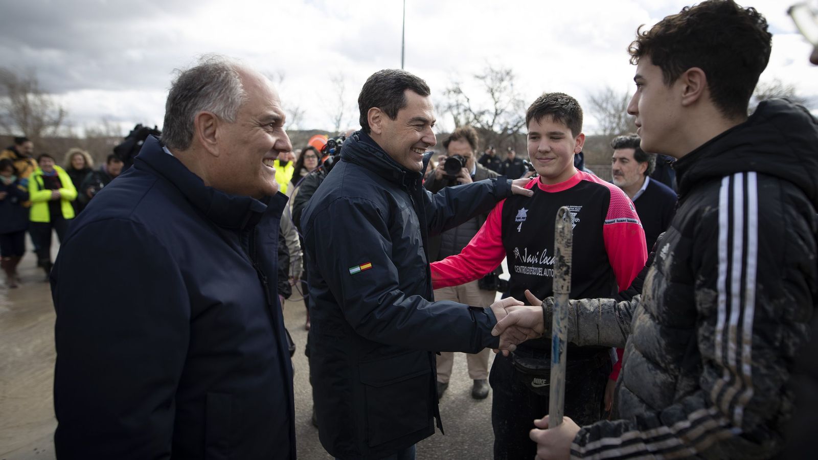 Juanma Moreno y el alcalde de Huétor Tájar felicitan a un grupo de jóvenes por la ayuda
