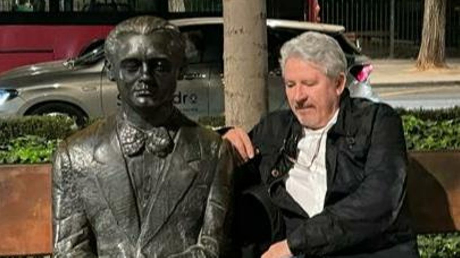 Moreta Lara con la figura de Lorca en Granada