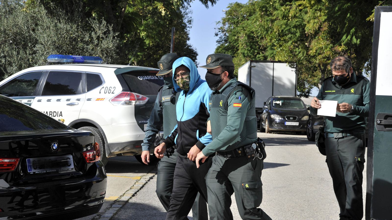 Uno de los detenidos a su llegada al cuartel de la Guardia Civil de Arcos.